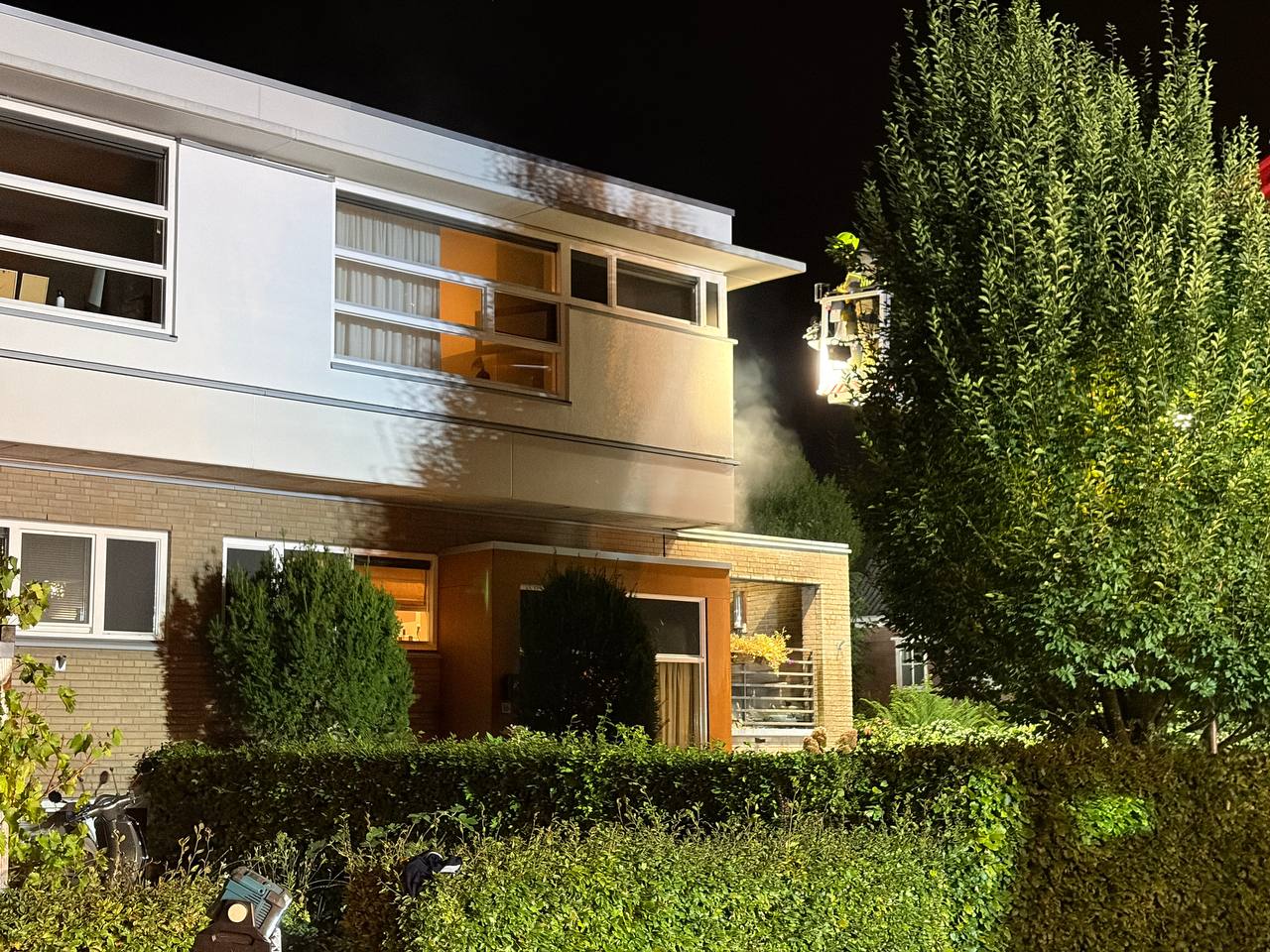 Bewoner gewond bij balkonbrand in Velp, brandweer voorkomt uitbreiding - foto