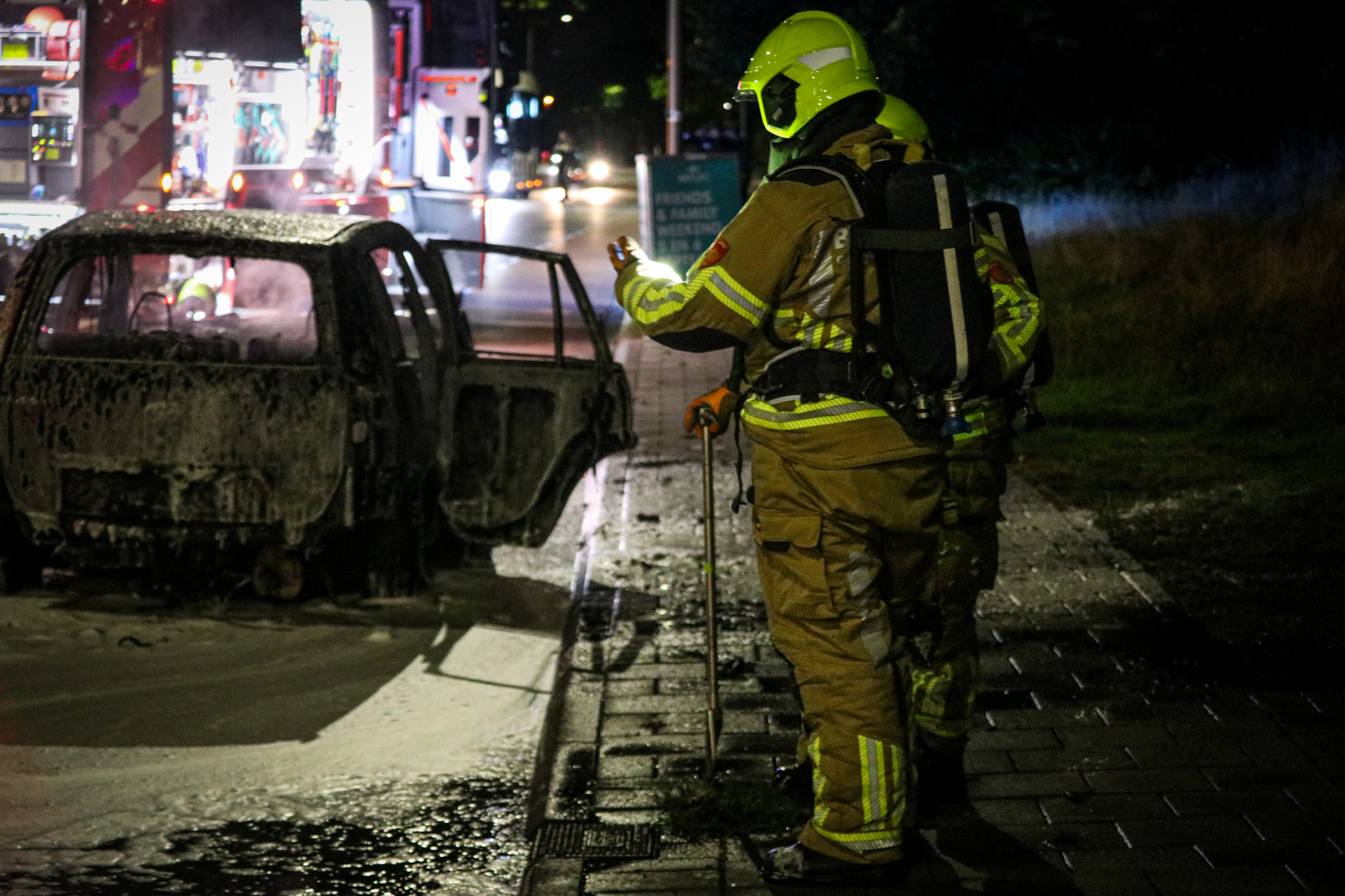 Rijdende auto vliegt in brand, brandweer zet water en schuim in - foto