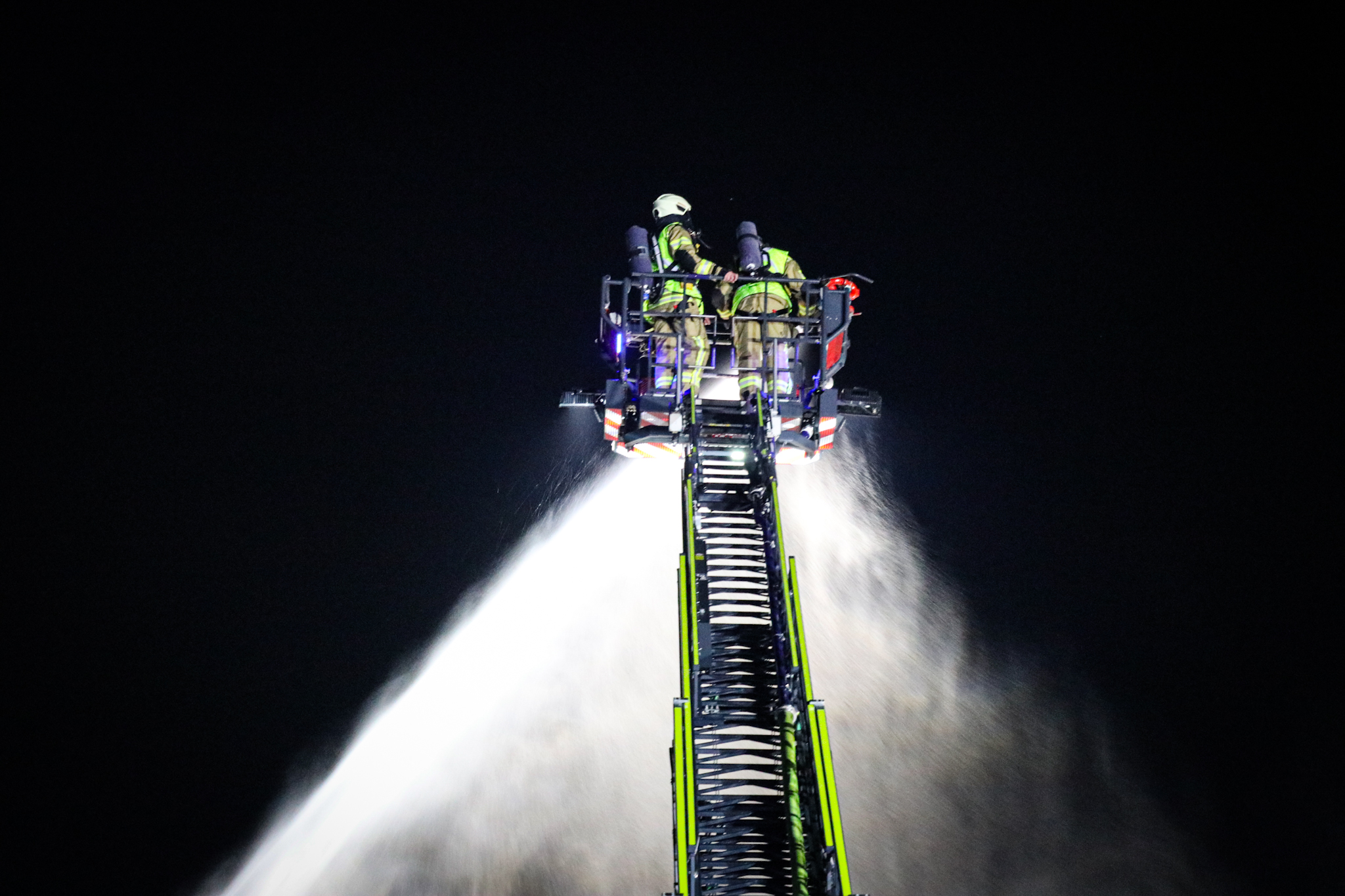 Zeer grote brand na botsing met pand onder controle - foto