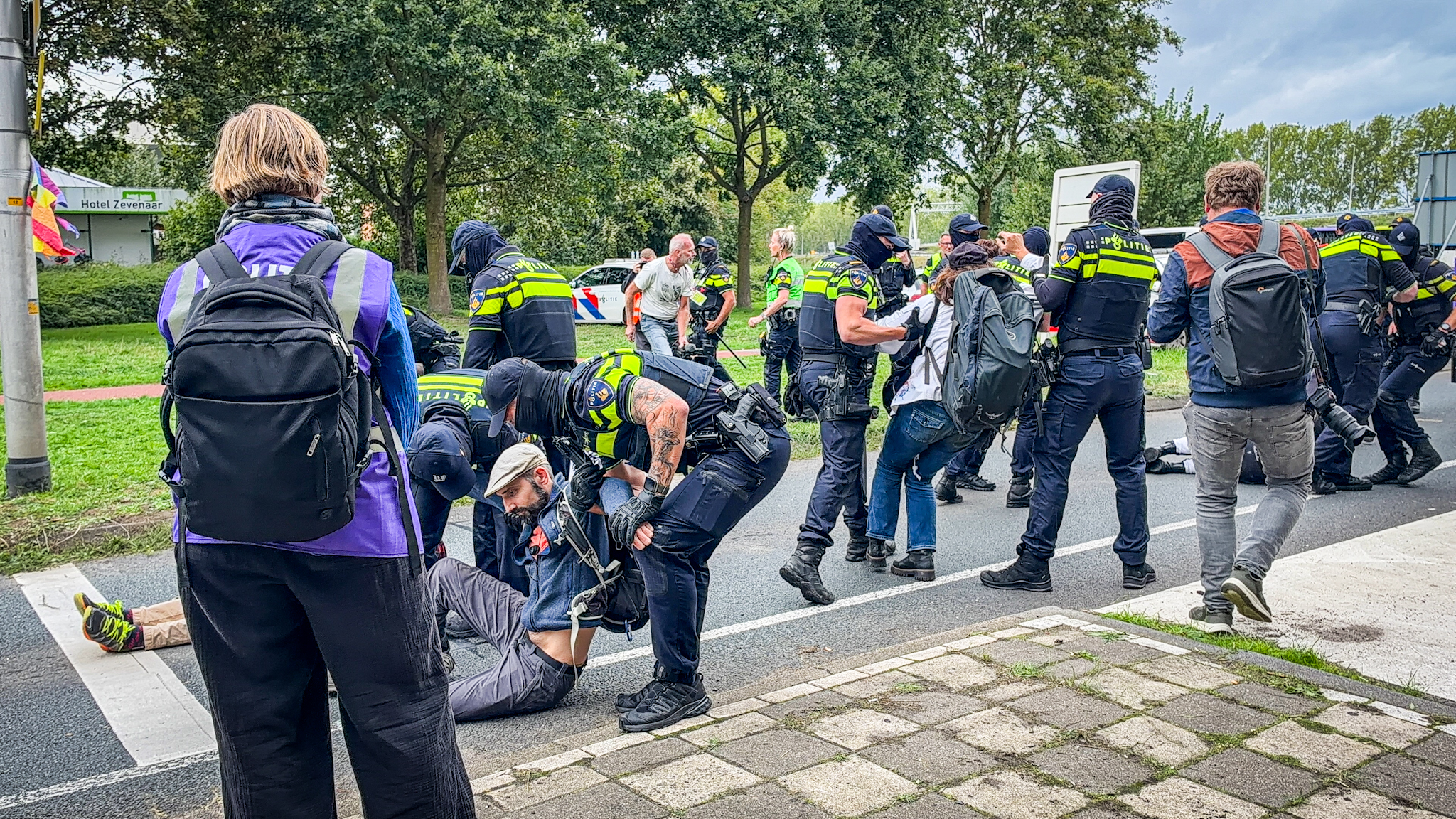 Politie houdt meerdere klimaatactivisten aan bij A12 in Zevenaar - foto
