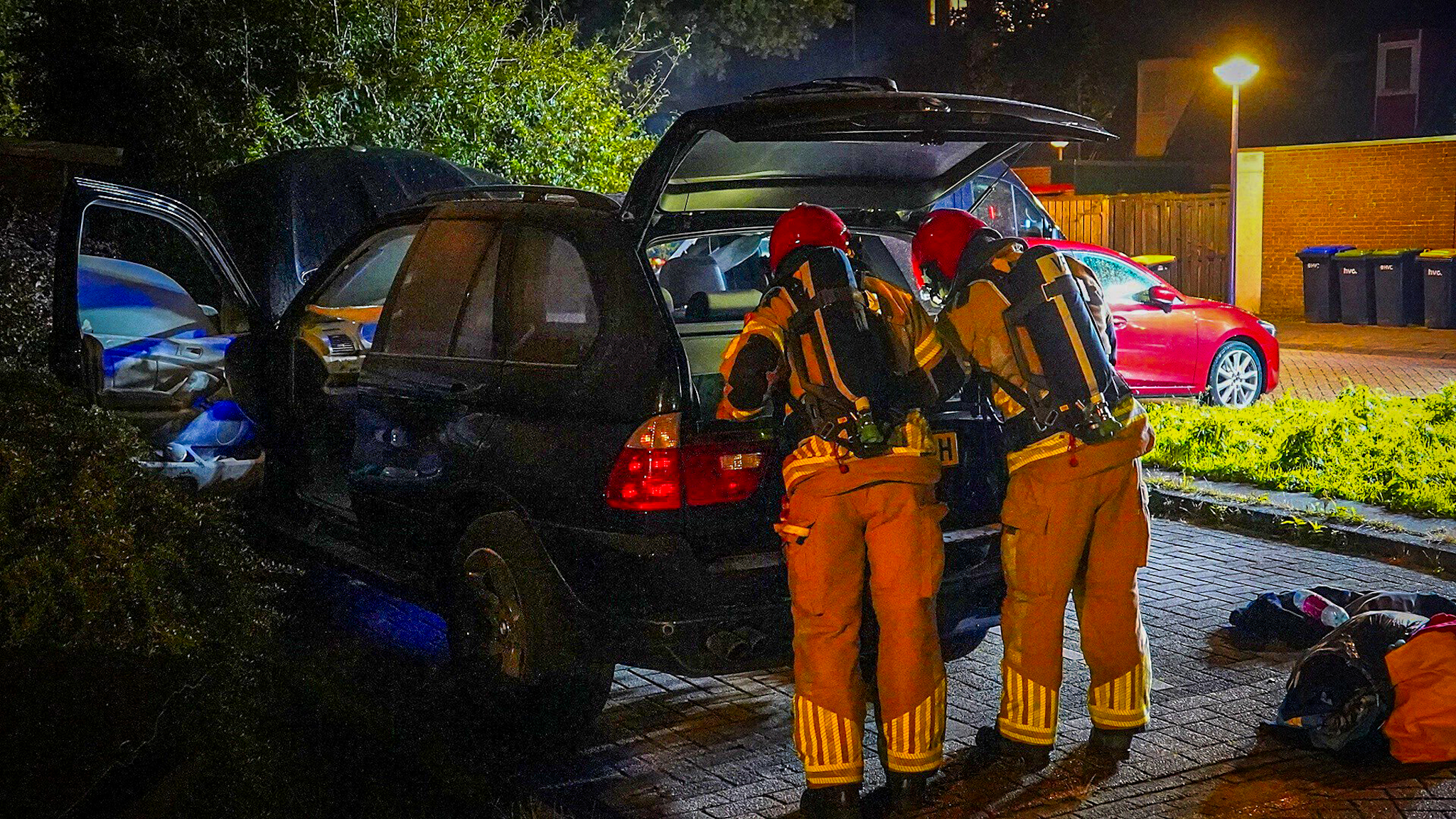Auto zwaar beschadigd door nachtelijke brand - foto