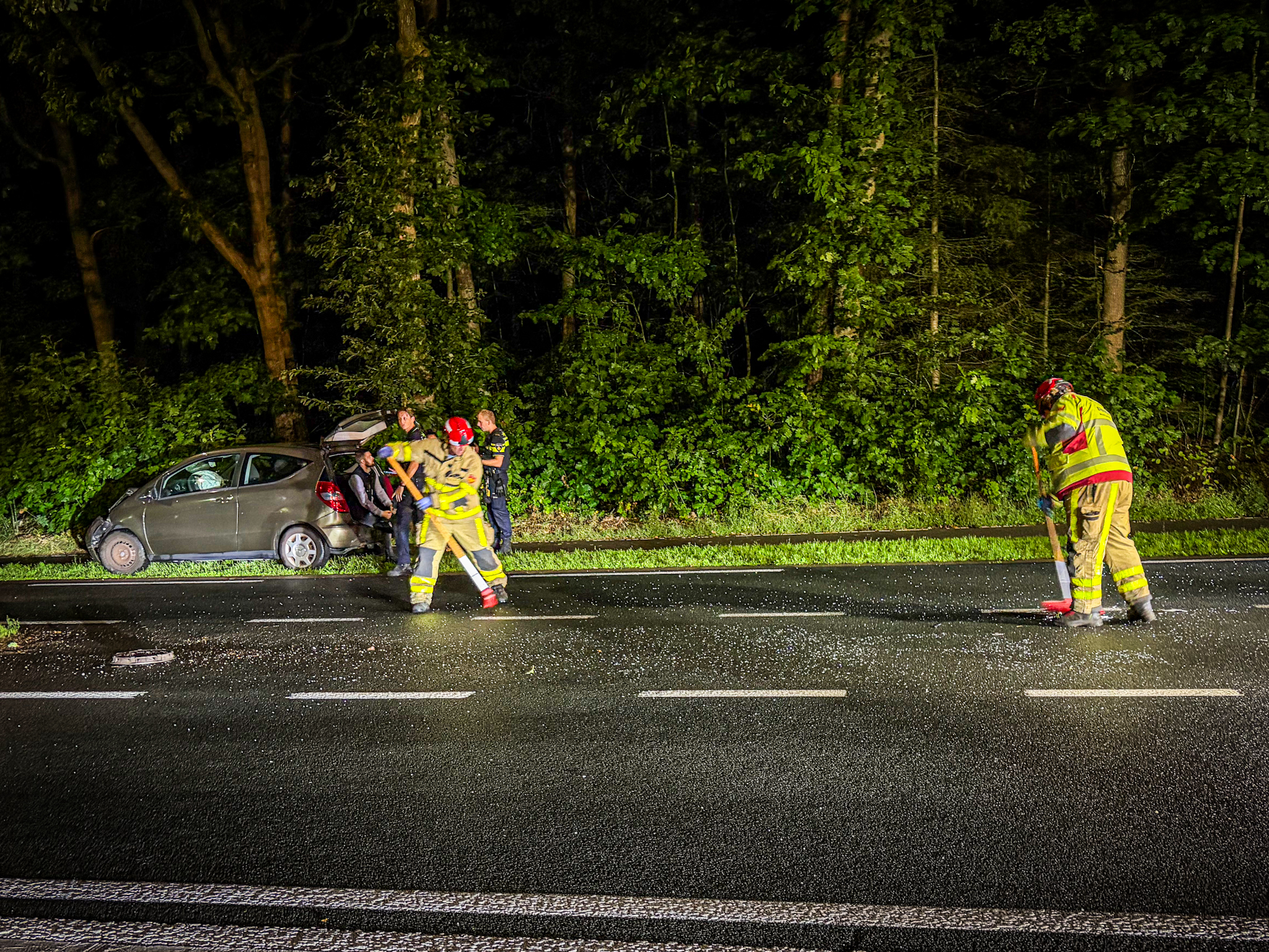 Twee voertuigen zwaar beschadigd bij aanrijding, weg volledig afgesloten - foto