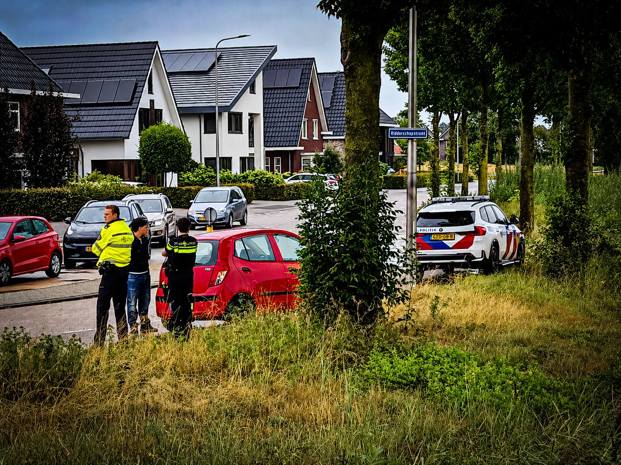 Fietser gewond bij aanrijding met auto op Harinkdijk in Raalte - foto