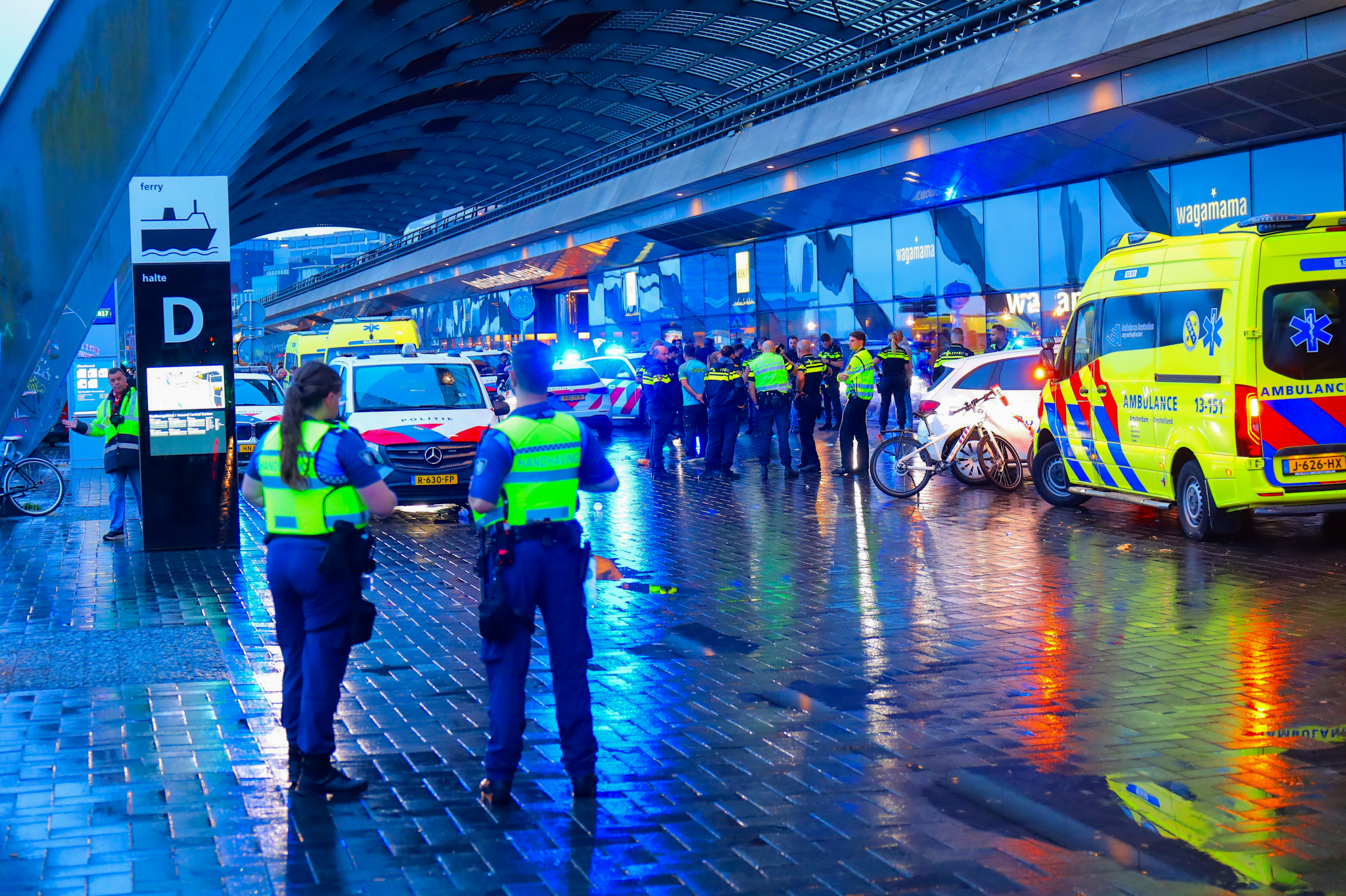 Persoon gewond bij steekincident nabij centraal station - foto