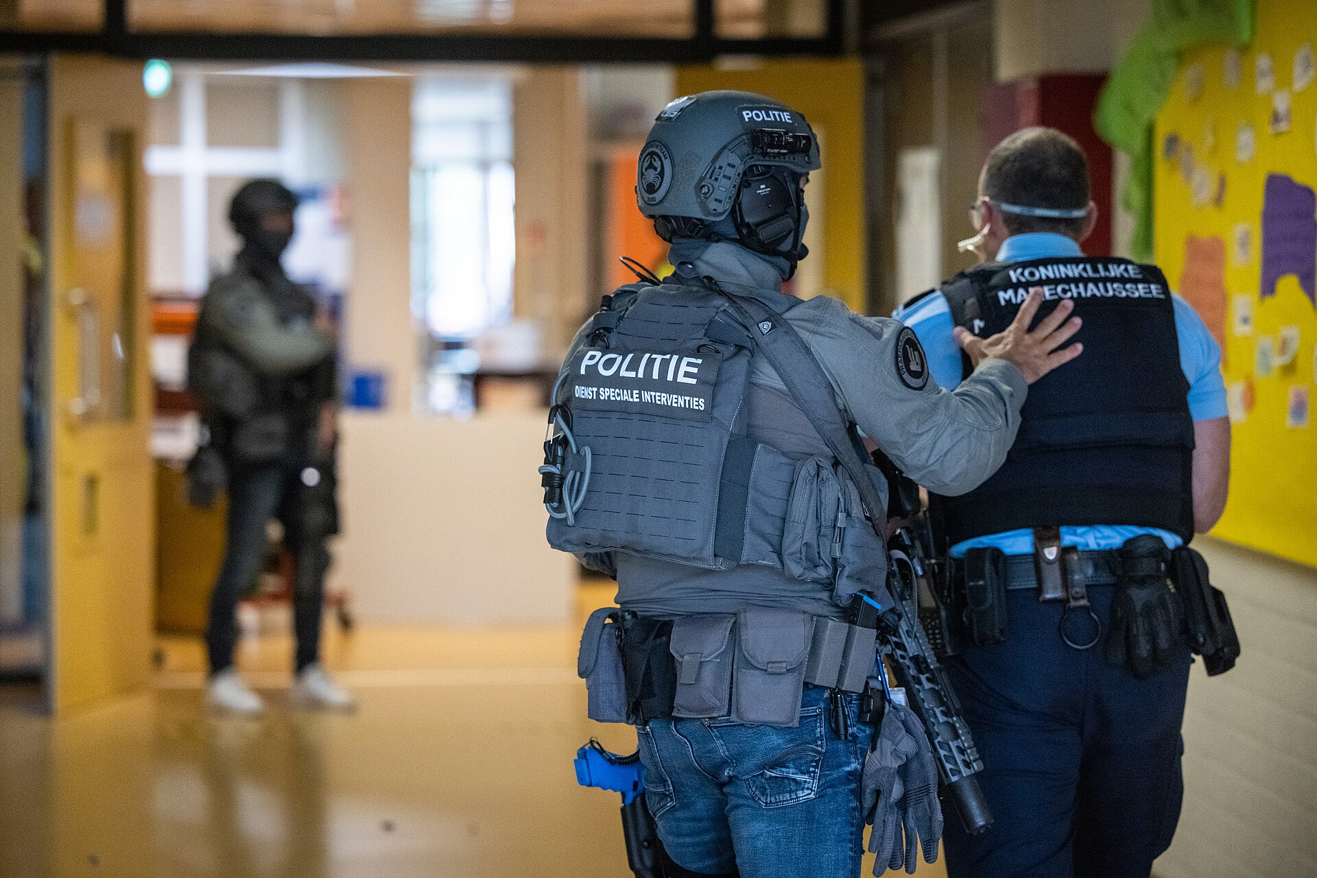 Zwaarbewapende politie blijft aanwezig in Overasselt, onderzoek gaat vandaag verder