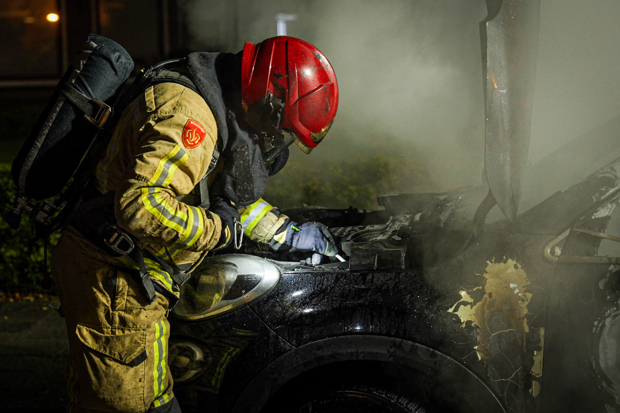 Zesde autobrand in korte tijd, politie start buurtonderzoek - foto
