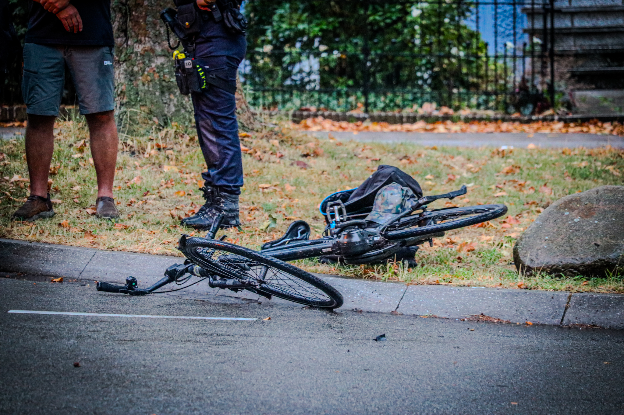 Automobilist schept fietser in drukke ochtendspits - foto