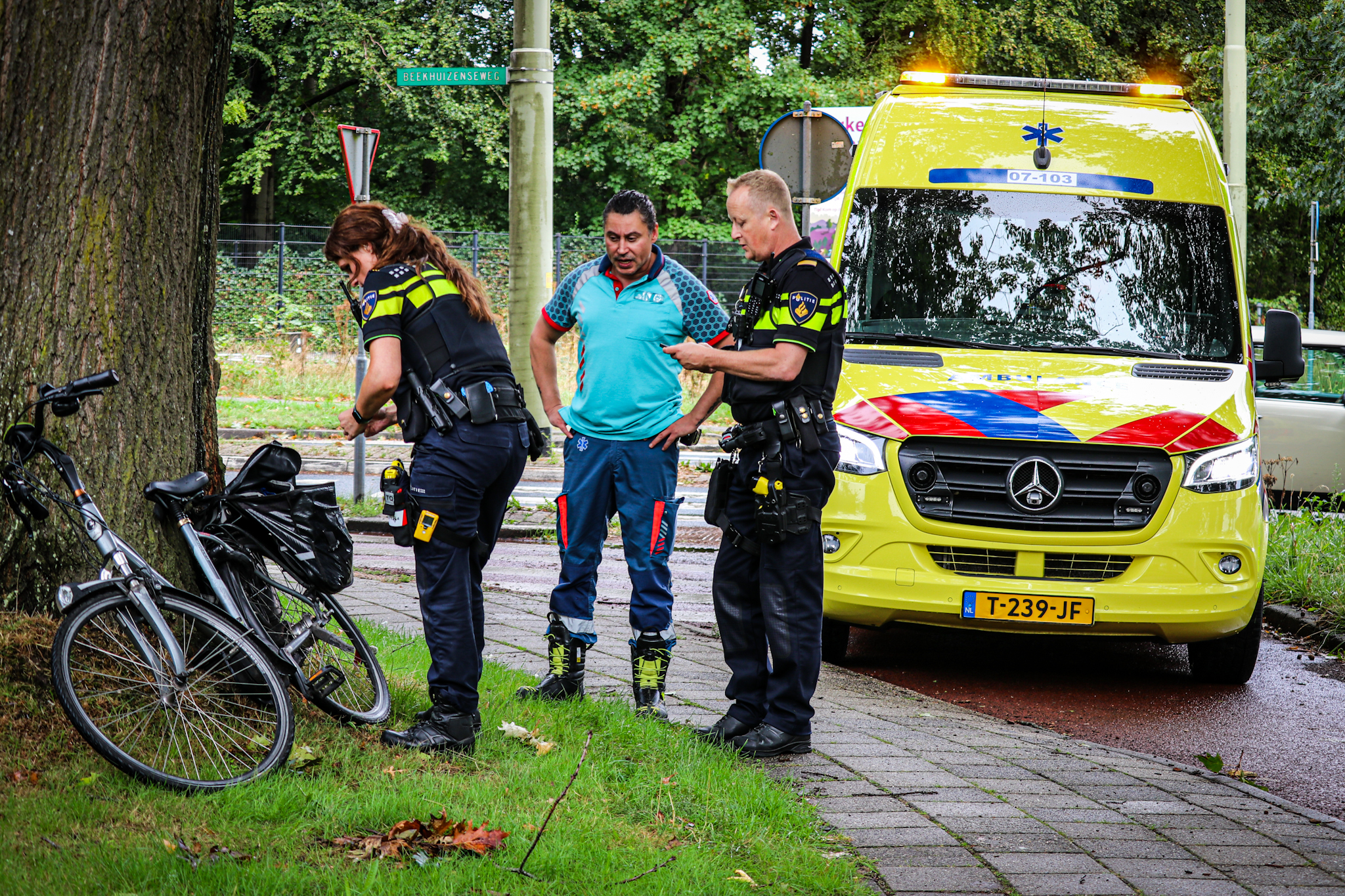 Fietser gewond na val op rotonde - foto