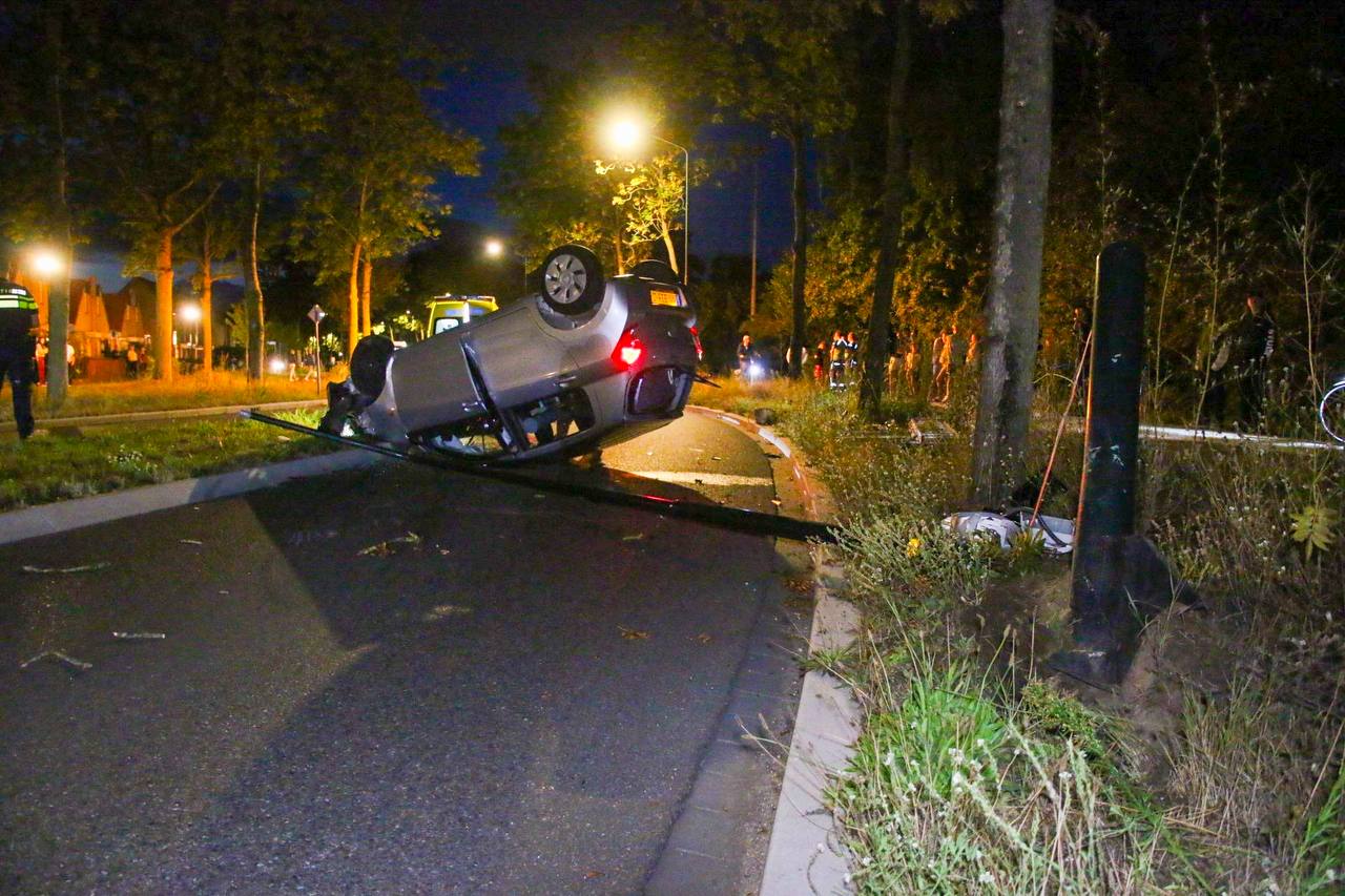 Auto slaat over de kop, bestuurder aangehouden - foto