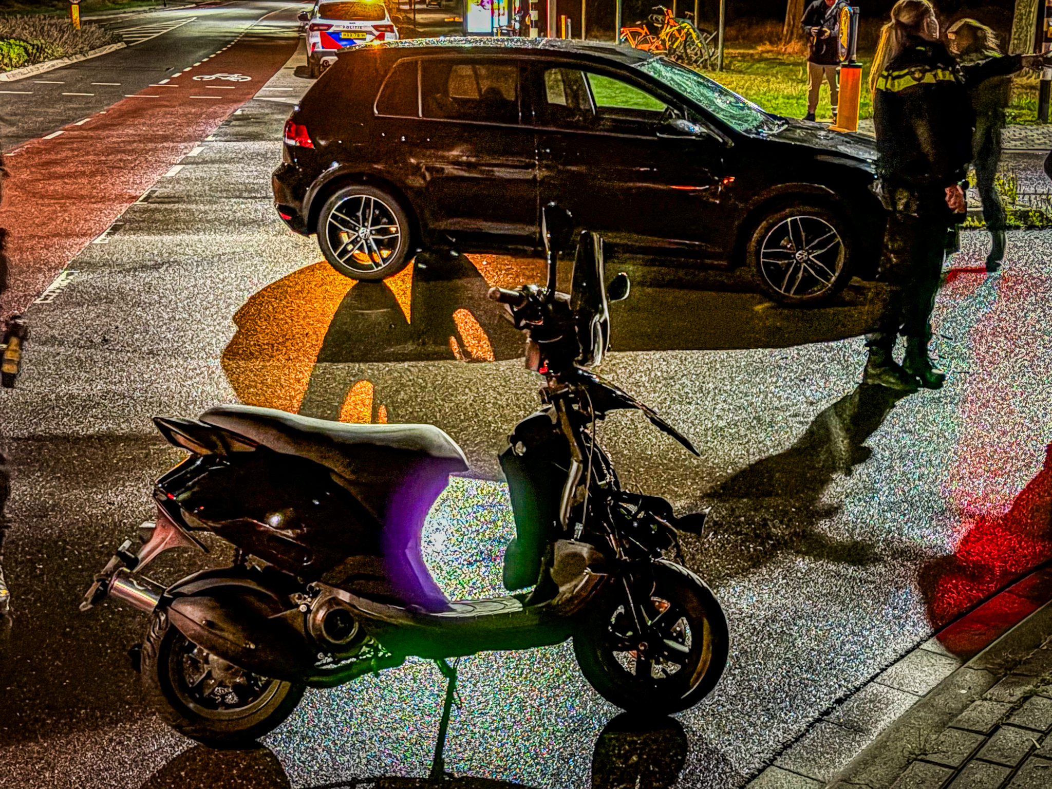 Scooterrijder komt met schrik vrij na botsing met auto in Dieren - foto
