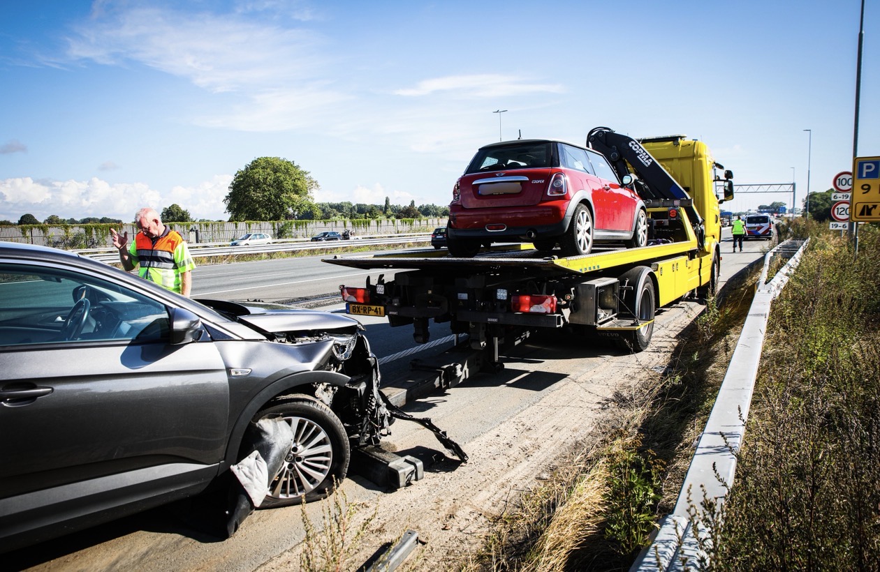 Twee auto’s botsen op snelweg; voertuigen belanden op vluchtstrook