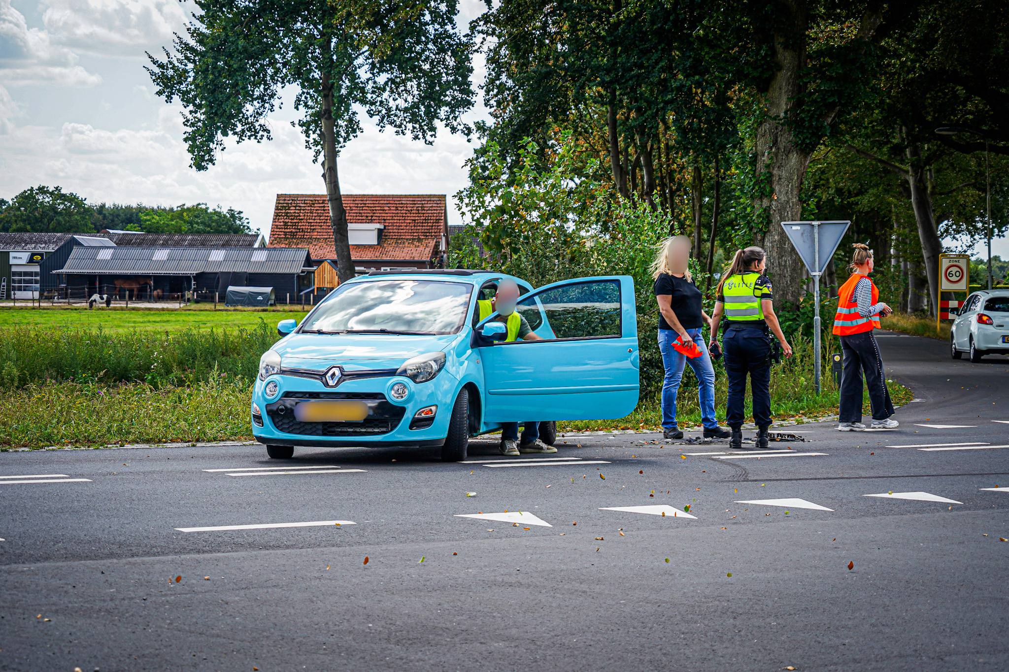 Ongeluk tussen twee auto’s op kruispunt; een rijbaan dicht