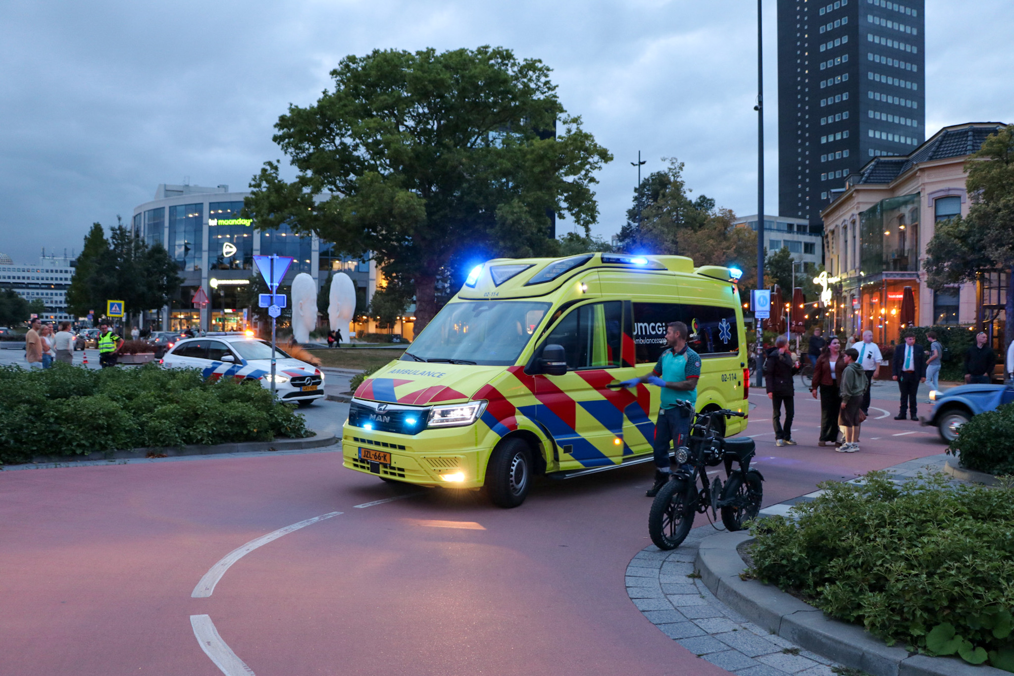 Fatbiker gewond bij aanrijding, automobilist rijdt door - foto