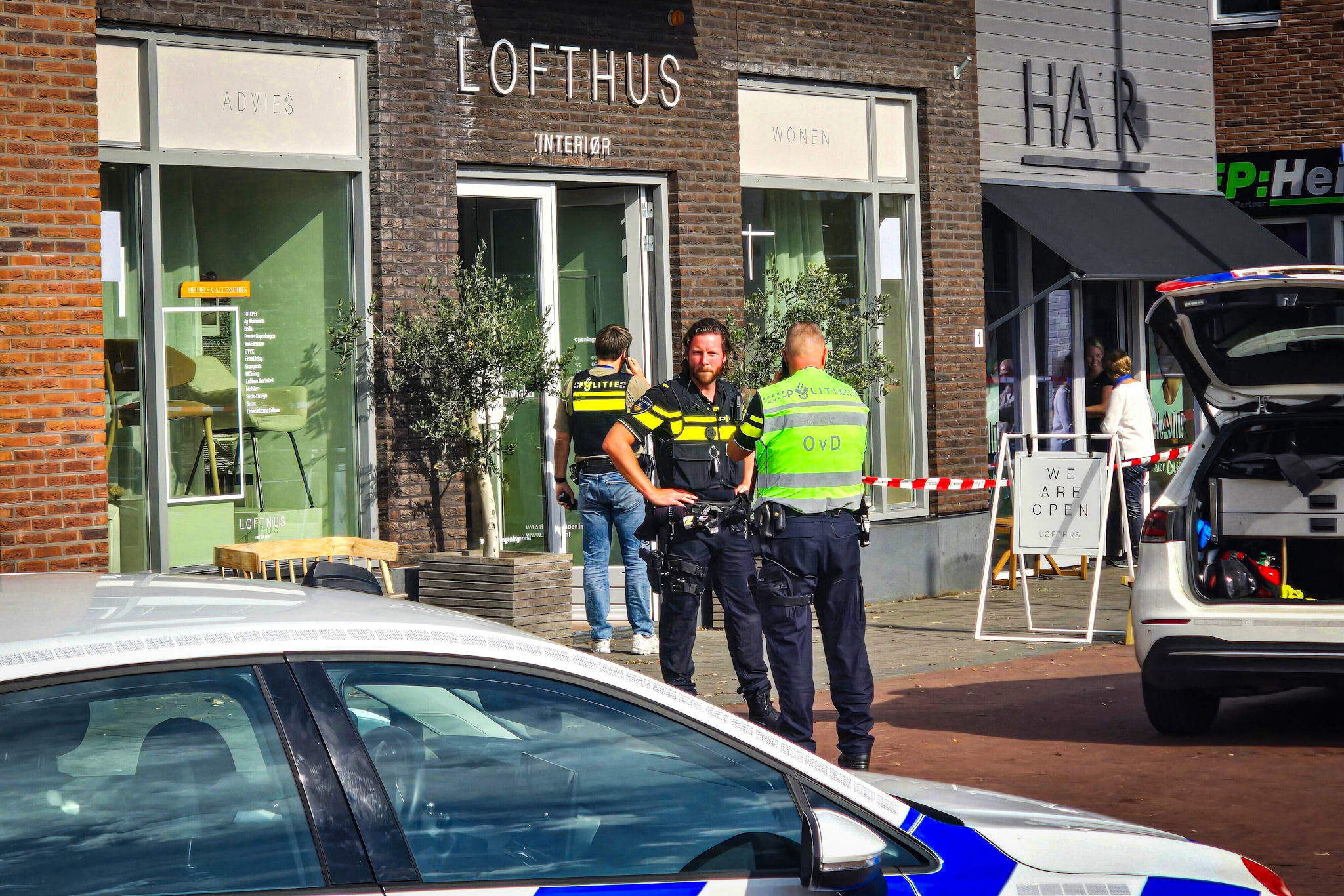 Politie-inzet met kogelwerende vesten, omgeving ruim afgezet - foto