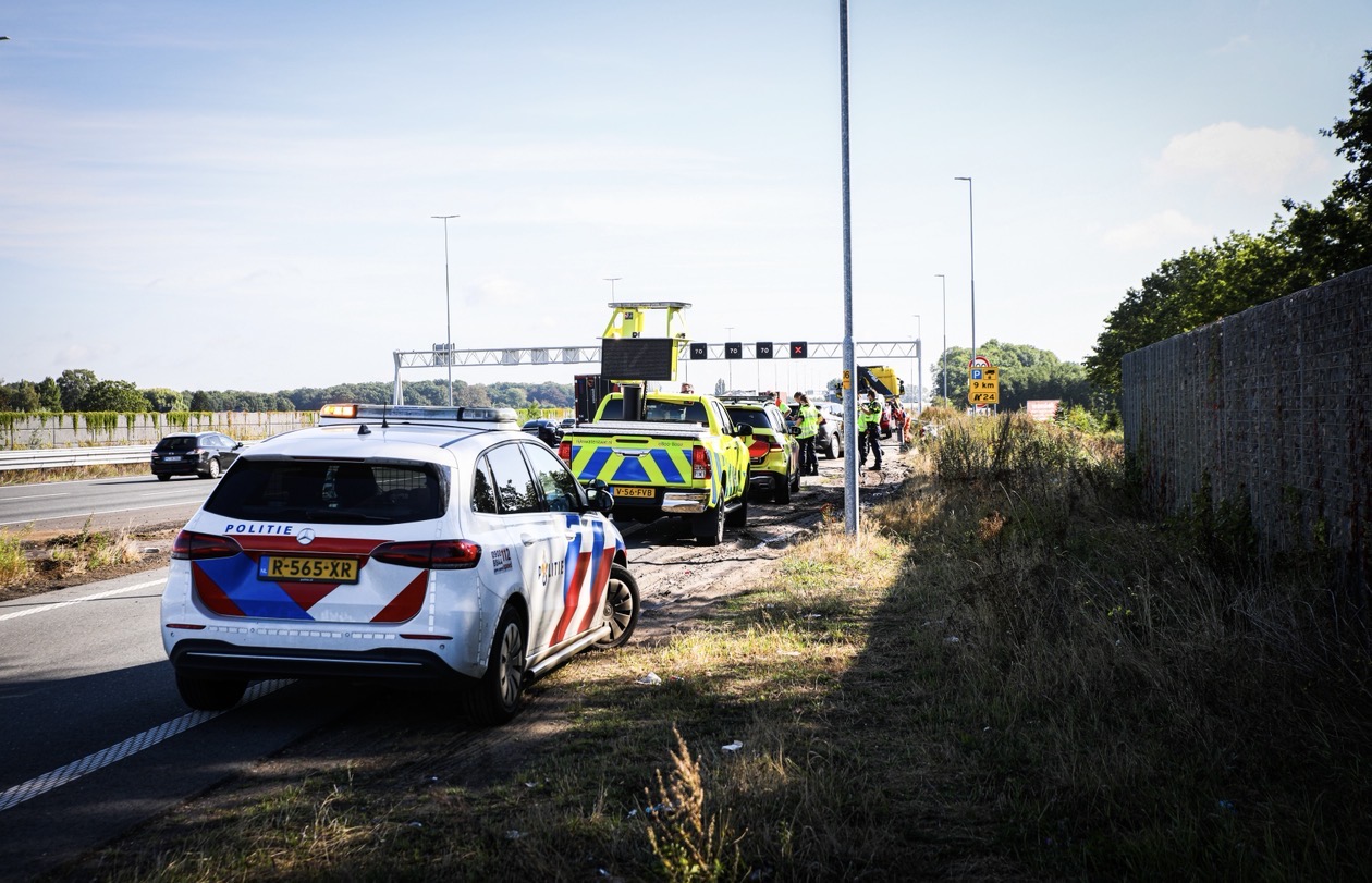 Twee auto’s botsen op snelweg; voertuigen belanden op vluchtstrook - foto