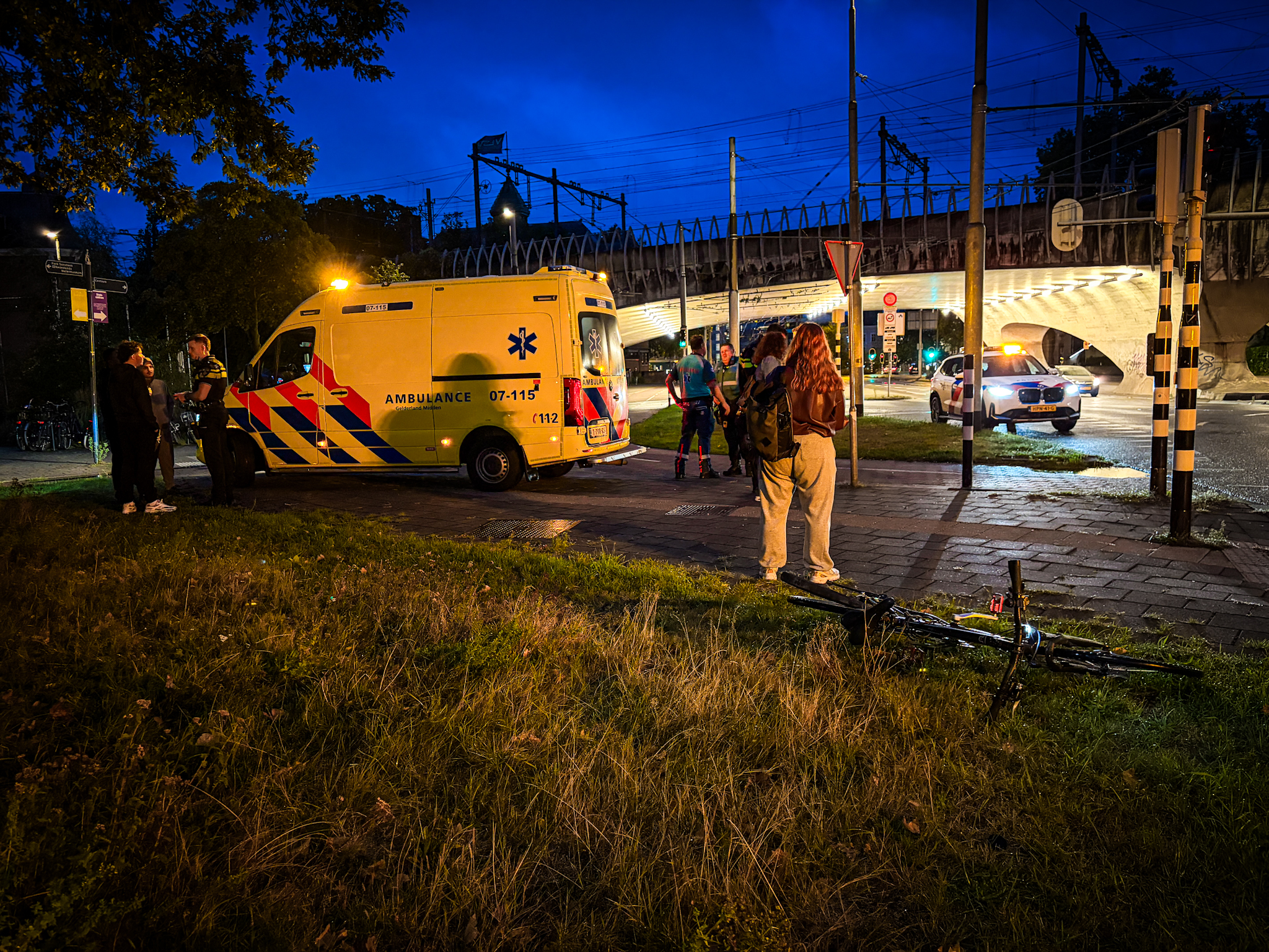 Fietser nagekeken door ambulance na aanrijding - foto
