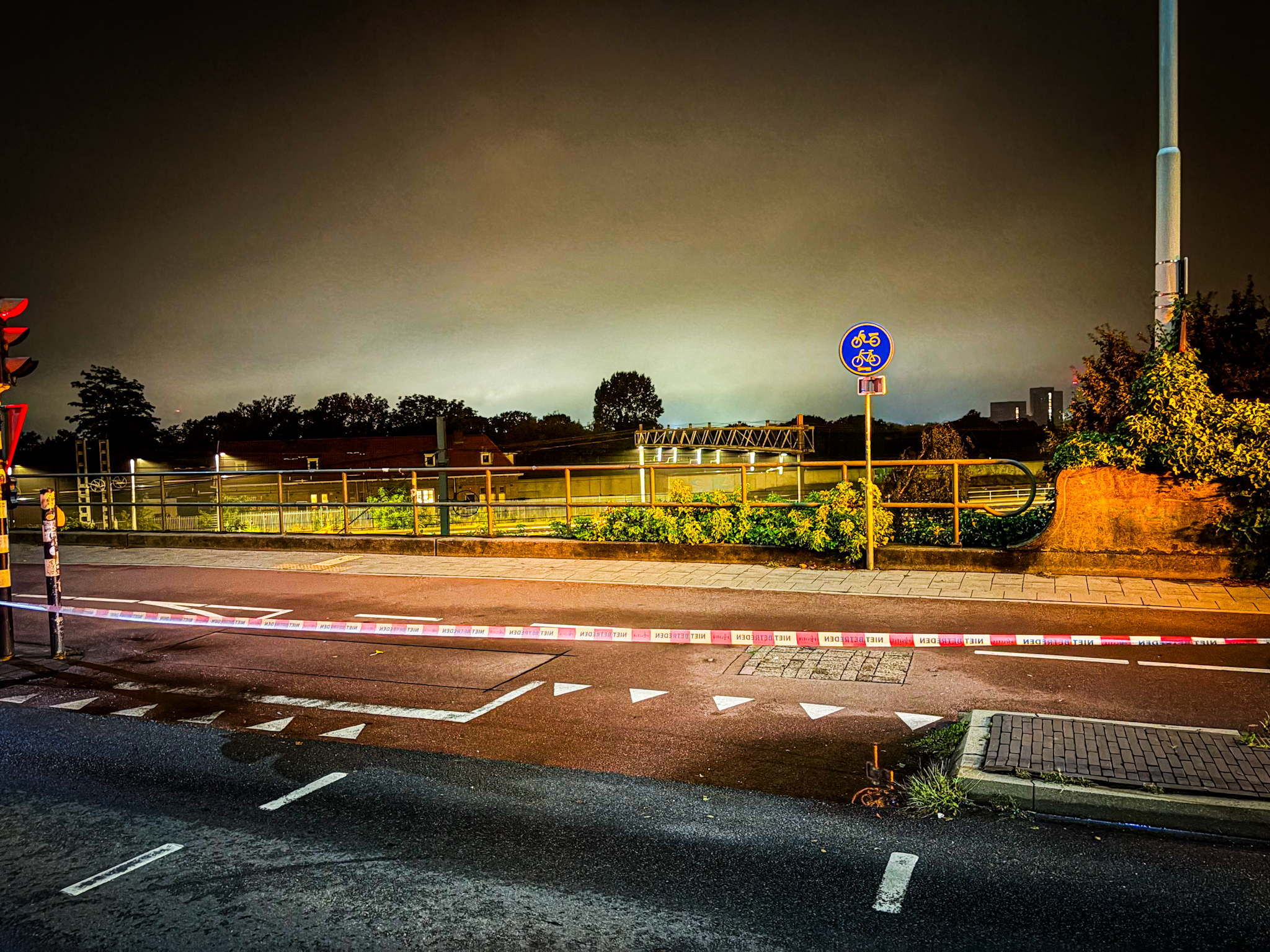 Brug afgesloten vanwege politieonderzoek na aantreffen overleden persoon - foto