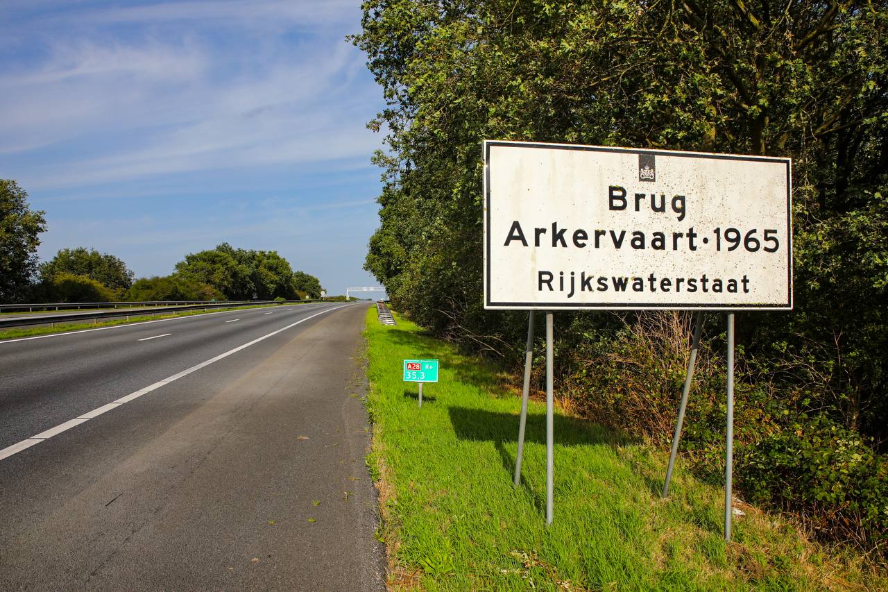 Tiental mensen inspecteren afgesloten brug A28 bij Nijkerk
