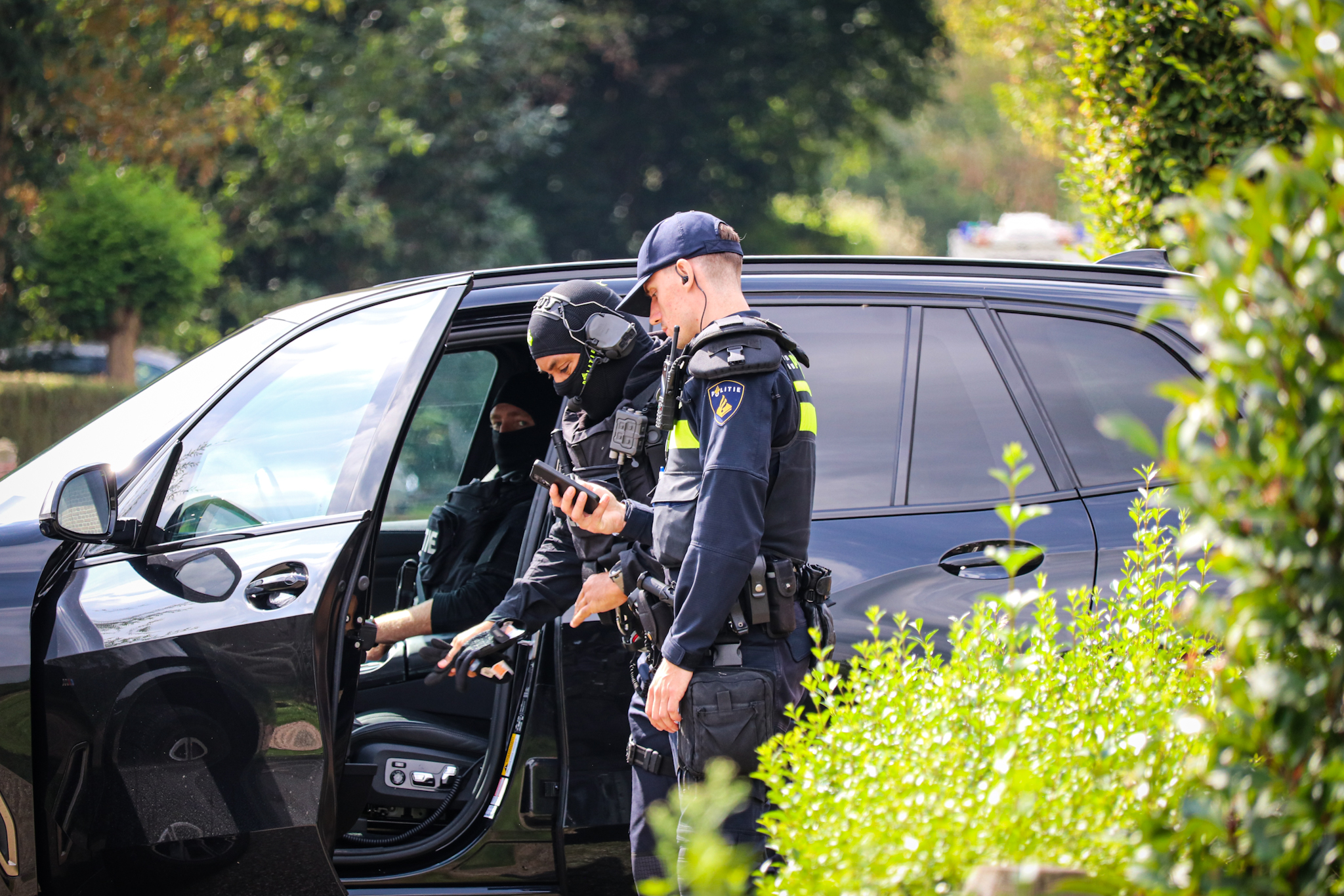 Zwaarbewapende politie blijft woning bewaken na extreem geweld