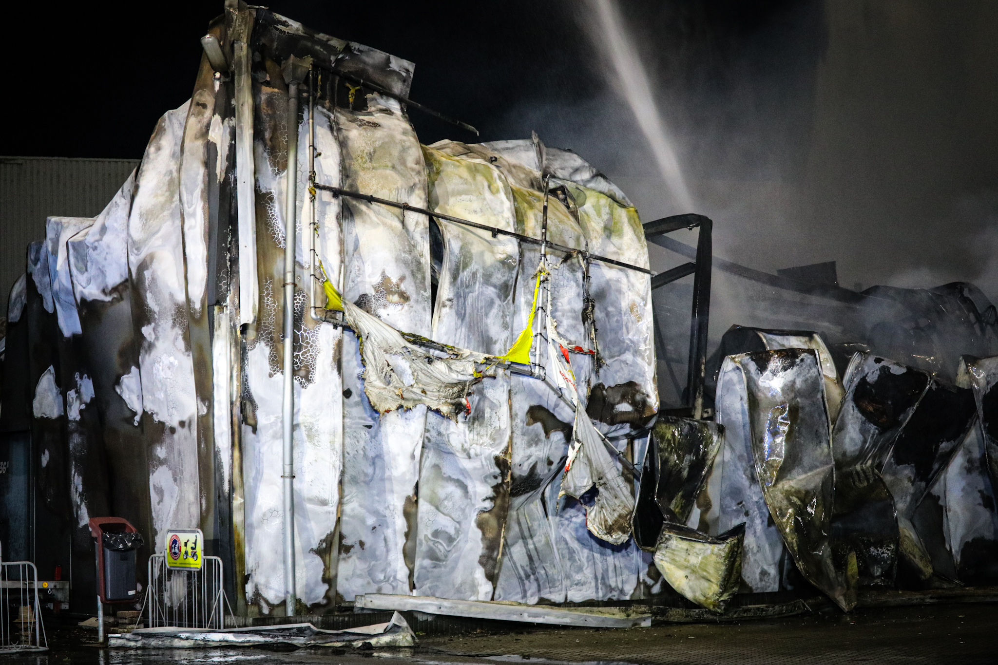 UPDATE: NL-Alert ingetrokken, meerdere bedrijfspanden verloren bij zeer grote brand - foto