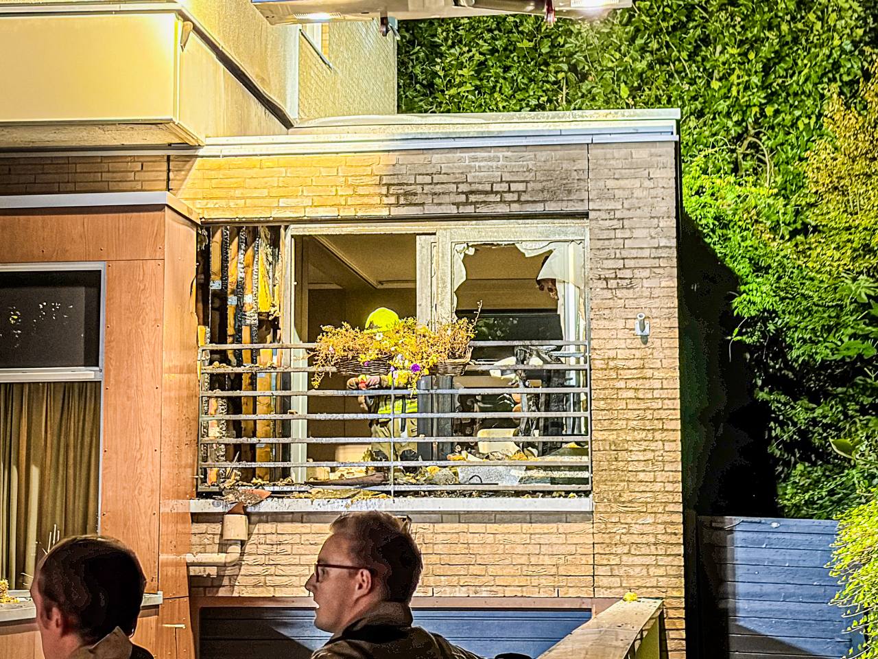 Bewoner gewond bij balkonbrand in Velp, brandweer voorkomt uitbreiding - foto