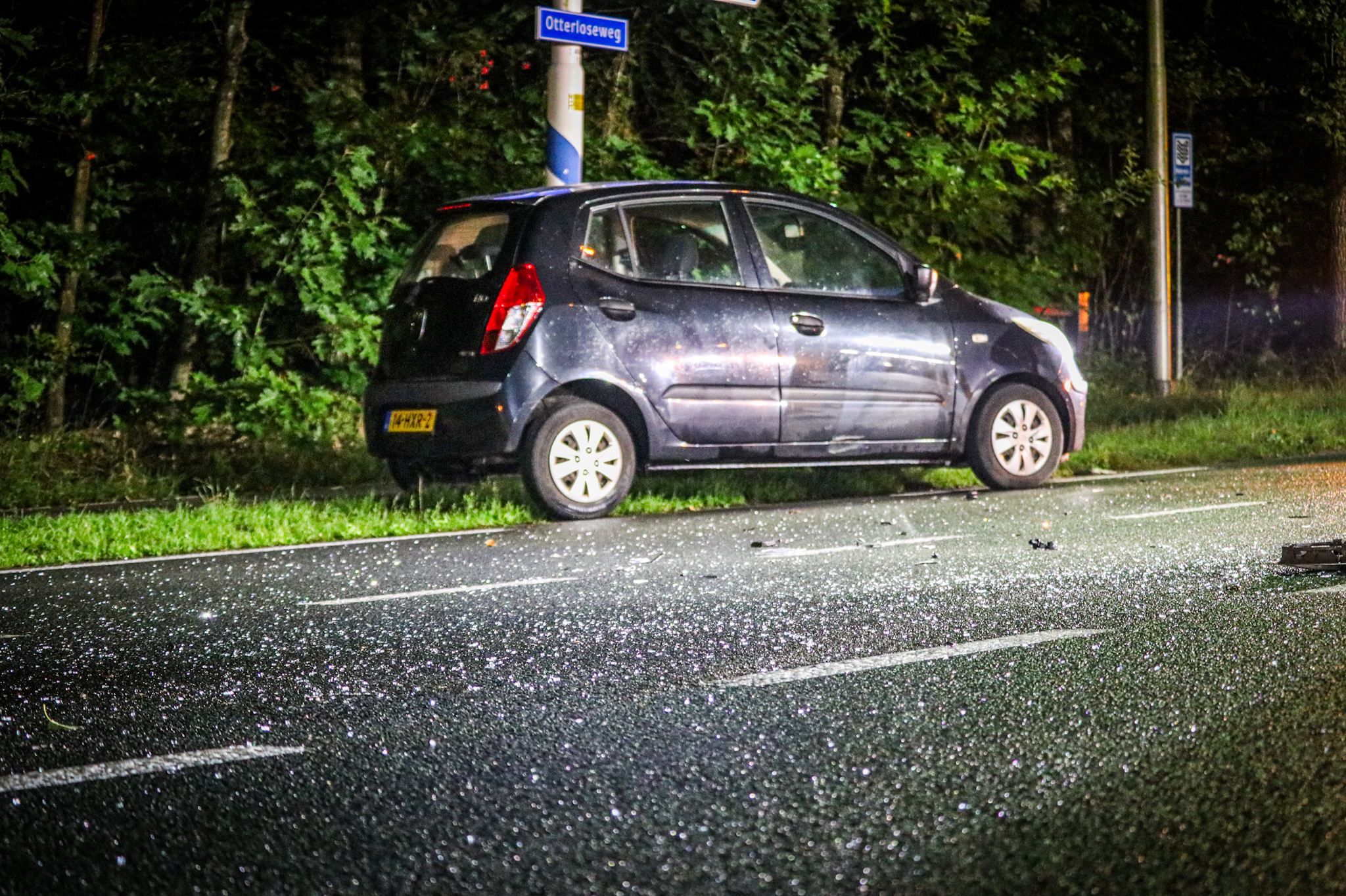 Twee voertuigen zwaar beschadigd bij aanrijding, weg volledig afgesloten - foto