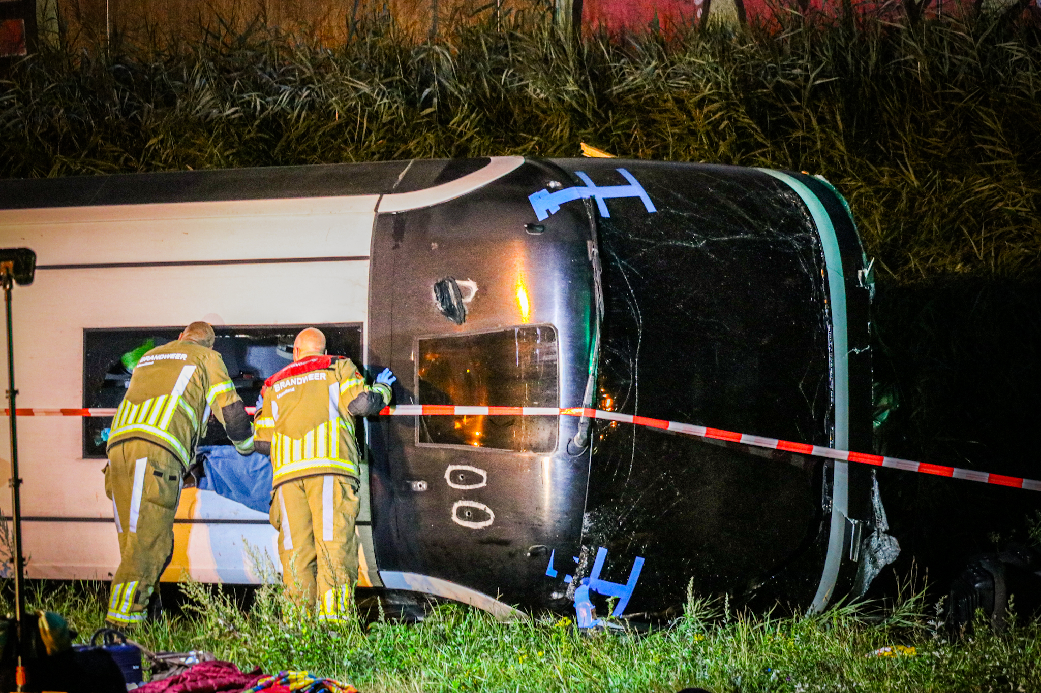 Touringcar belandt op zijkant na ernstig ongeval op A28 - foto