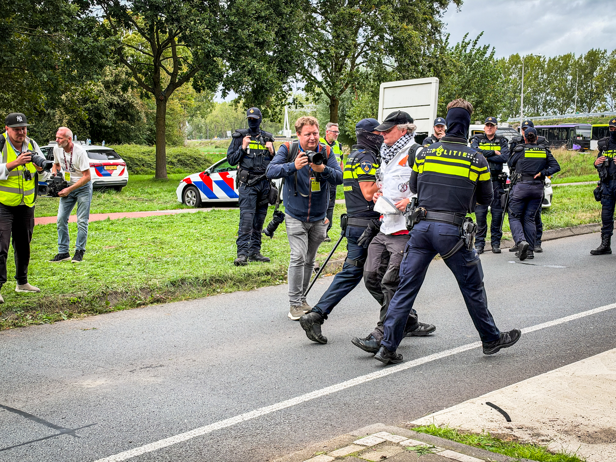 Politie houdt meerdere klimaatactivisten aan bij A12 in Zevenaar - foto