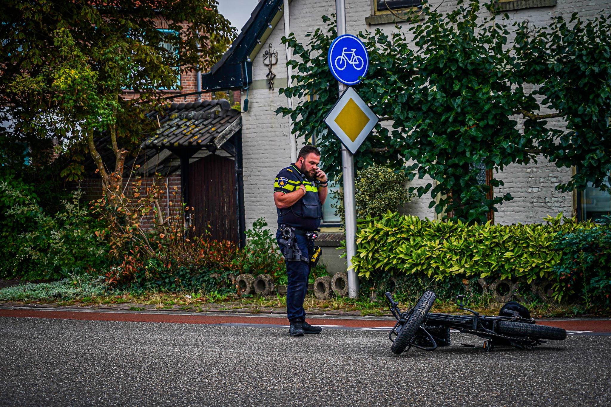 Ernstige aanrijding tussen fatbike en vrachtwagen op kruispunt - foto