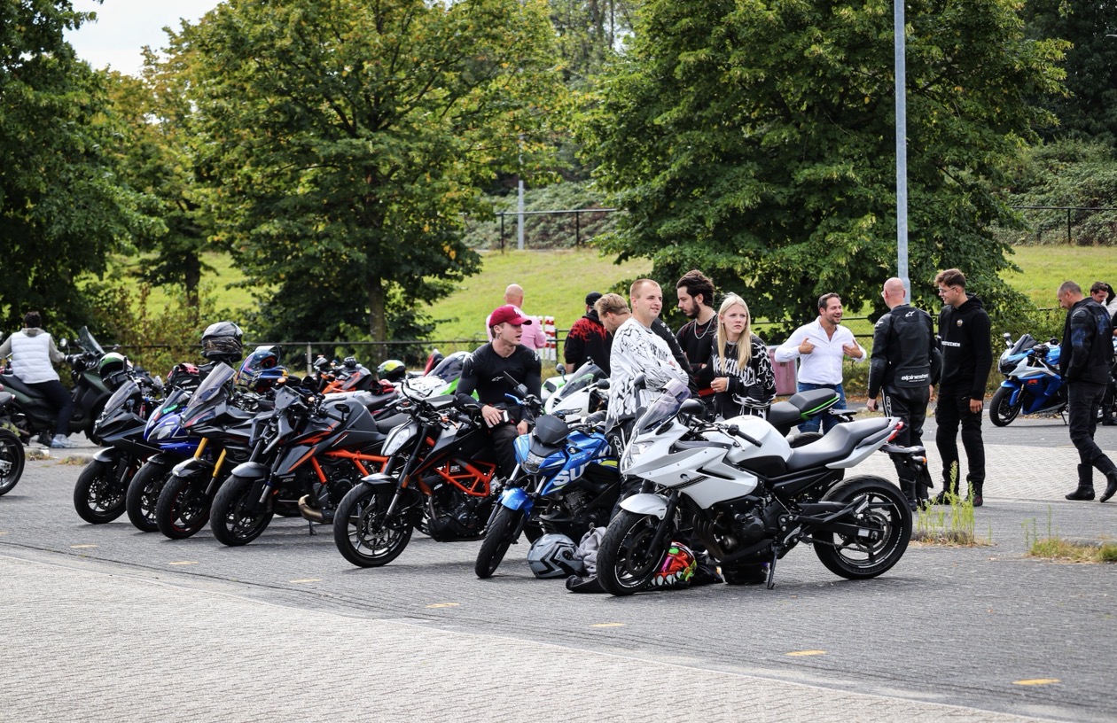 Honderden motorrijders komen af op motor meeting bij GelreDome - foto