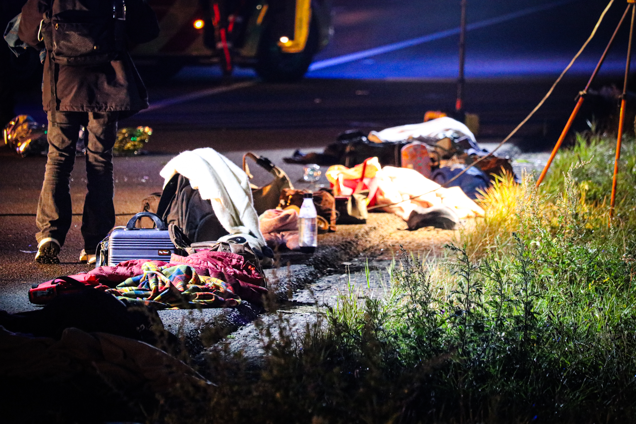 Touringcar belandt op zijkant na ernstig ongeval op A28 - foto