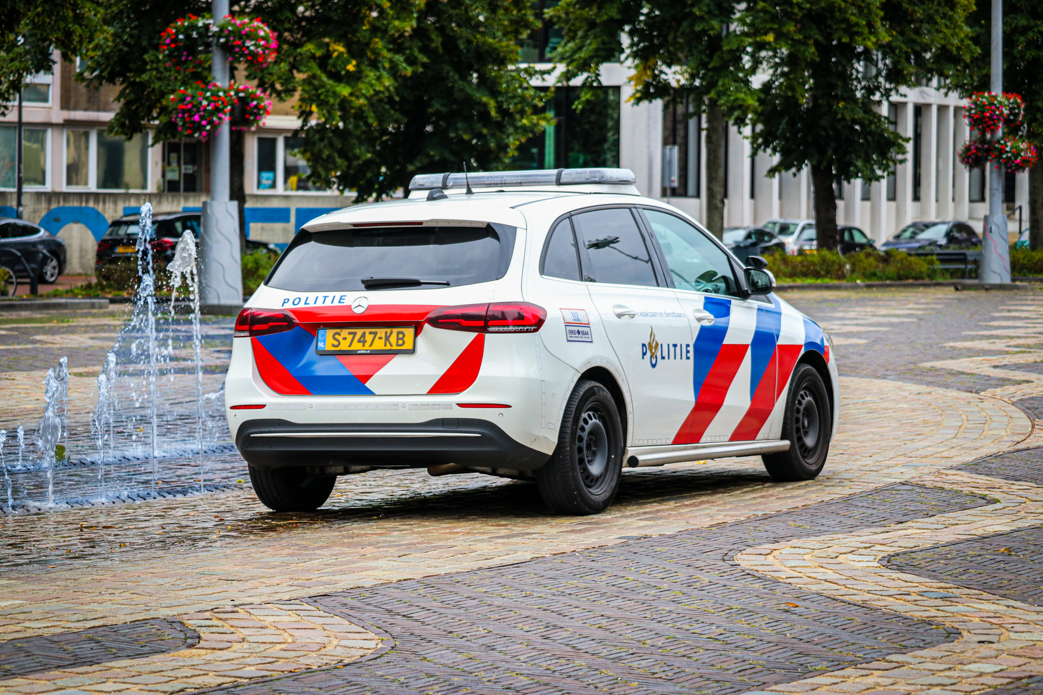 Tractoren en hooibalen met protestteksten voor provinciehuis - foto