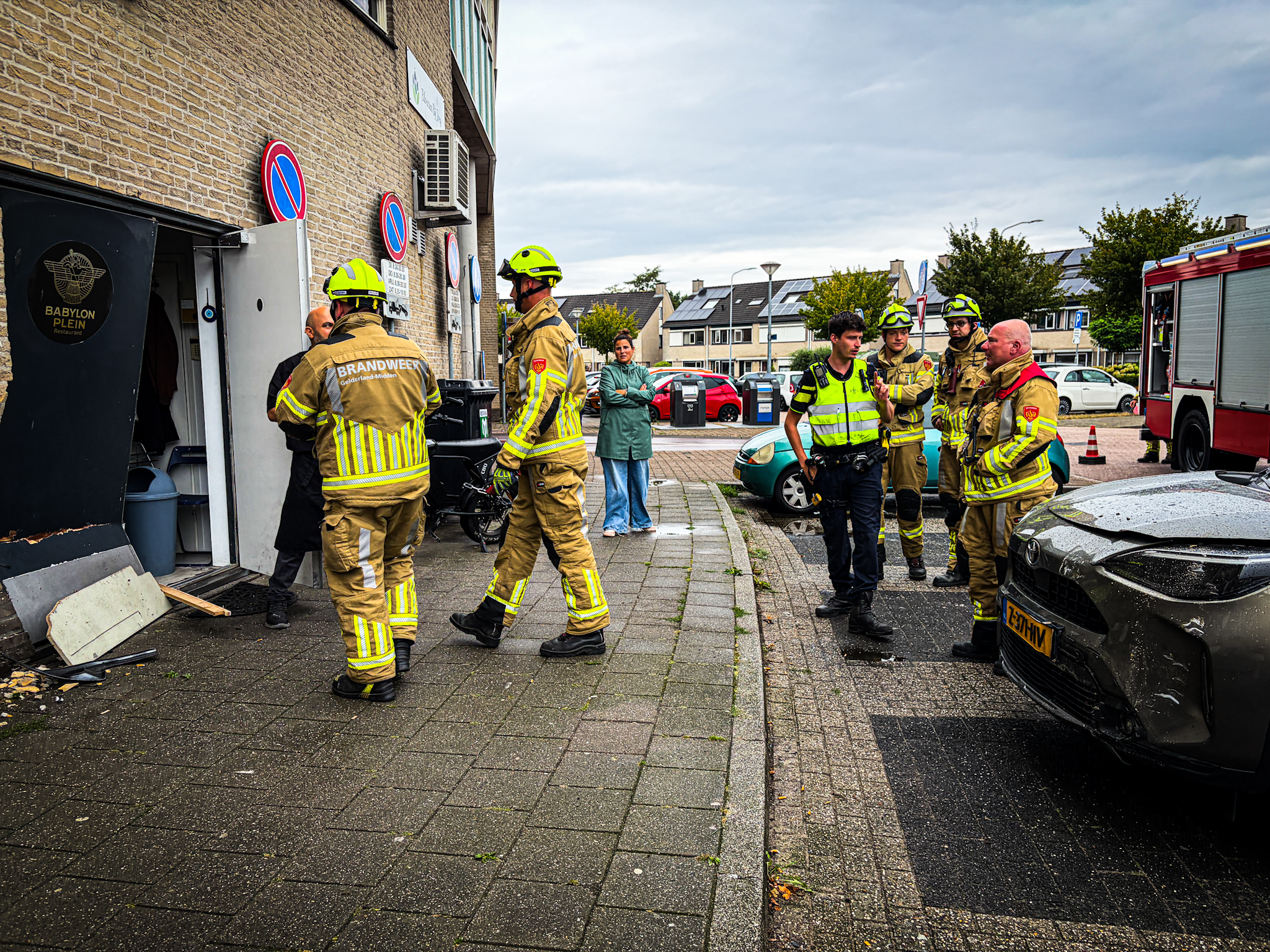 Auto ramt gevel aan Eilandplein in Duiven - foto