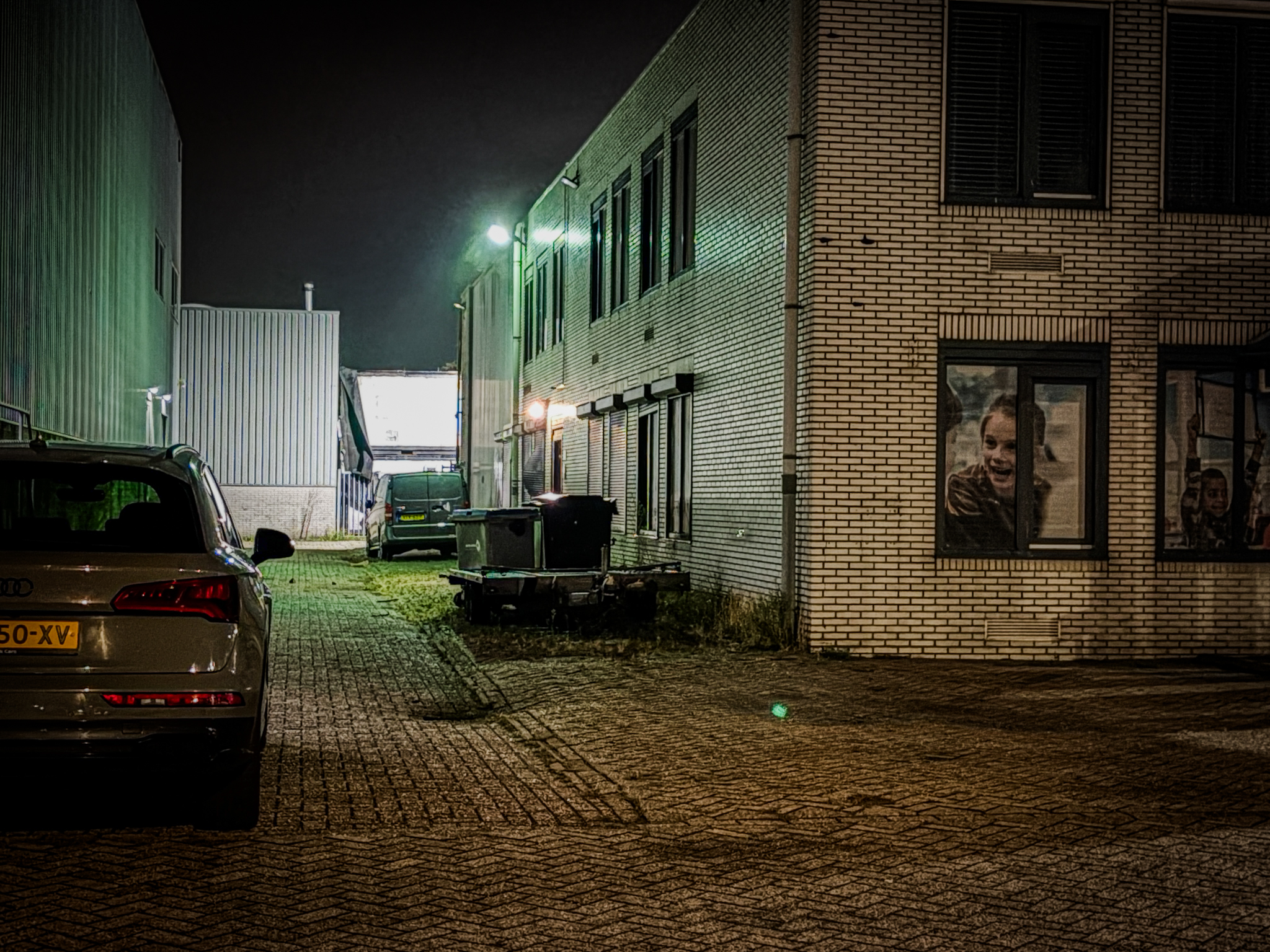 Explosie bij bedrijfspand aan Savannahweg in Utrecht, politie doet onderzoek - foto