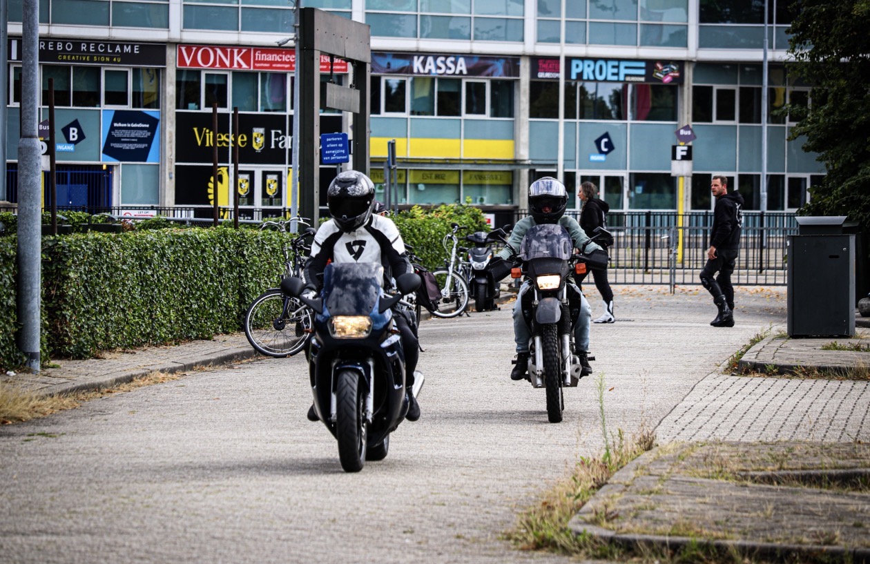 Honderden motorrijders komen af op motor meeting bij GelreDome - foto