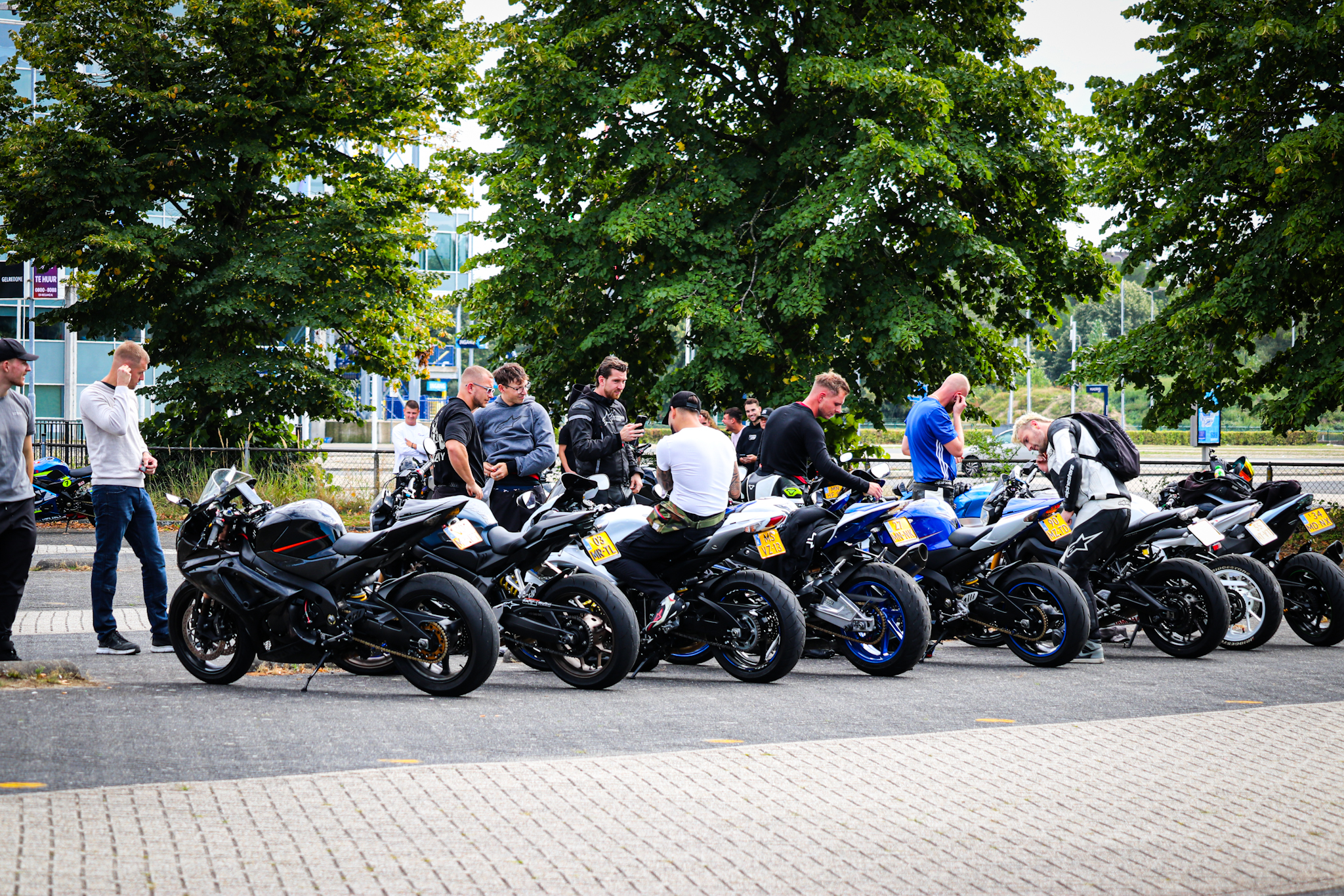 Honderden motorrijders komen af op motor meeting bij GelreDome - foto