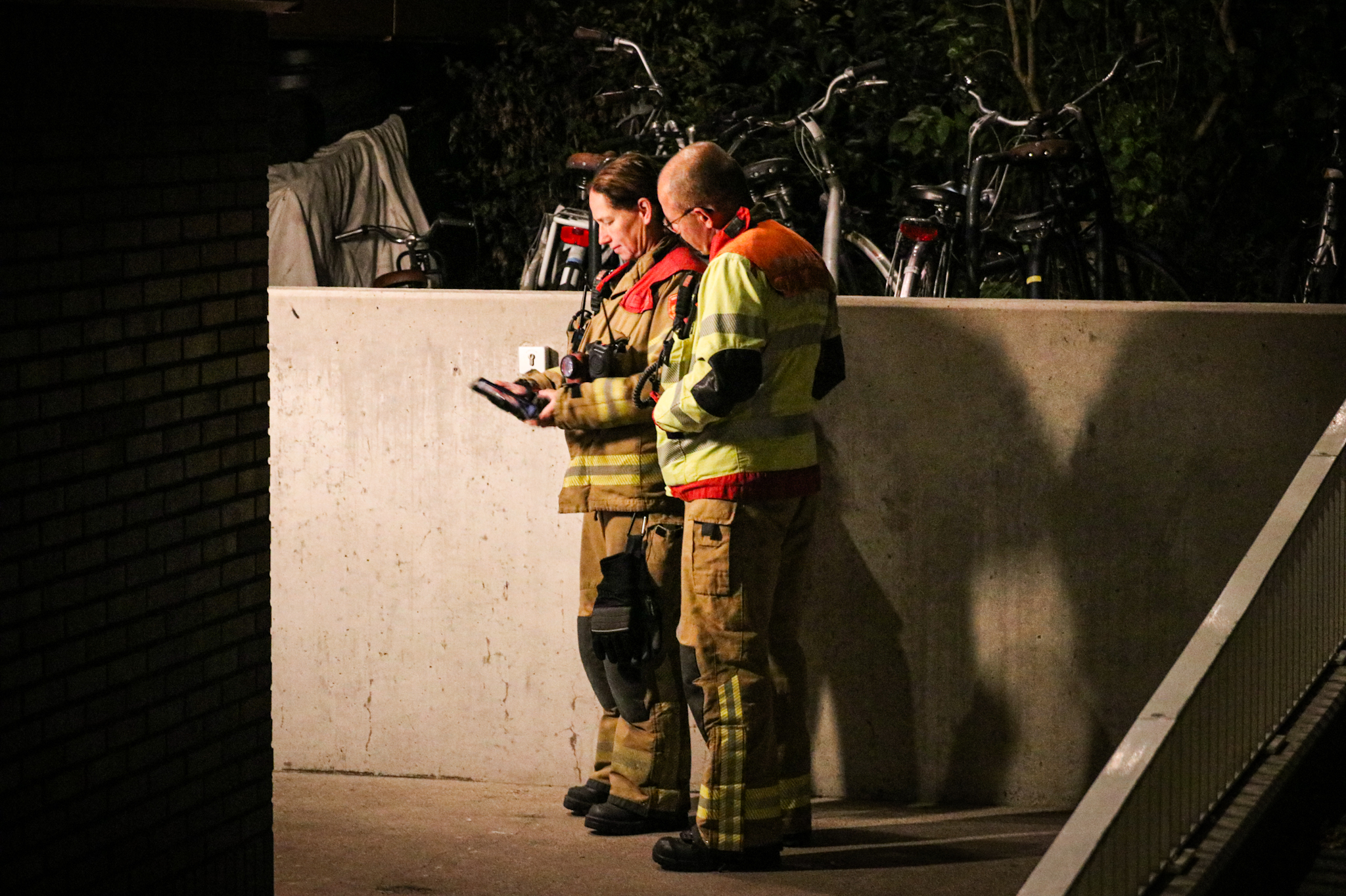Verdachte aangehouden na vondst vaten in appartement, politie onderzoekt mogelijk drugslab - foto