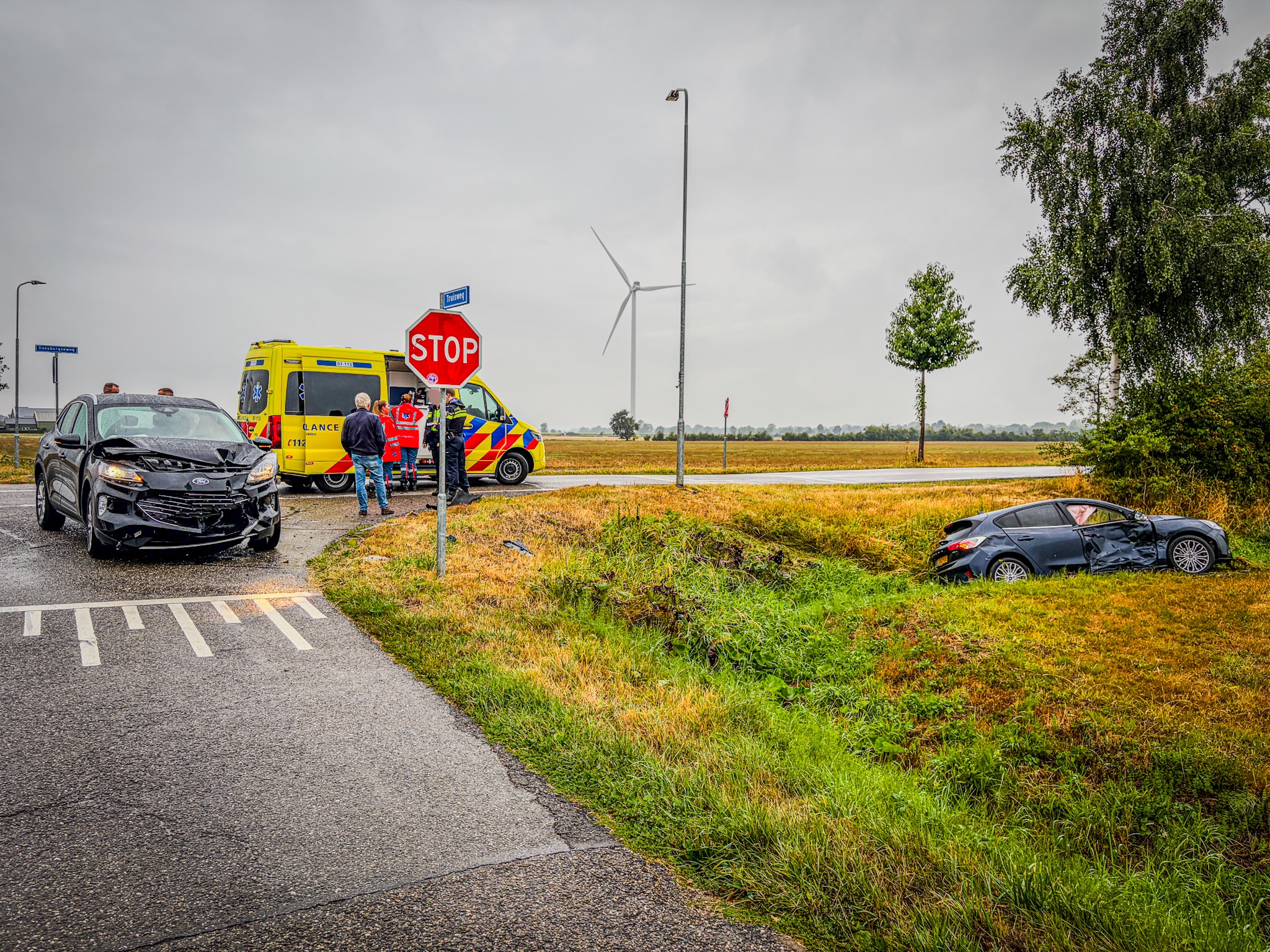 Twee voertuigen botsen op kruispunt; beide total loss - foto