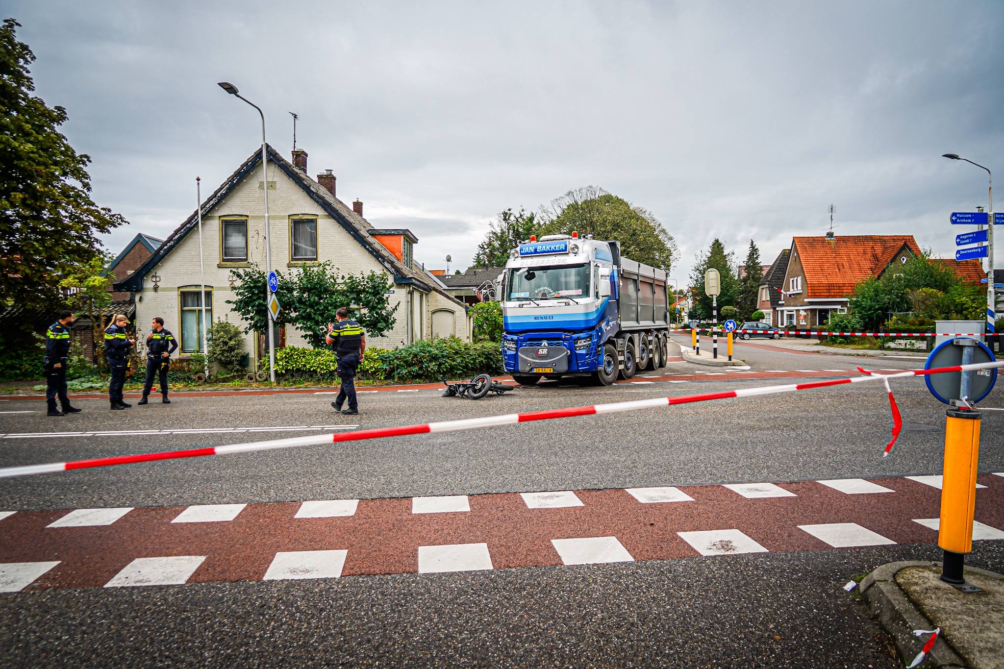 Ernstige aanrijding tussen fatbike en vrachtwagen op kruispunt - foto