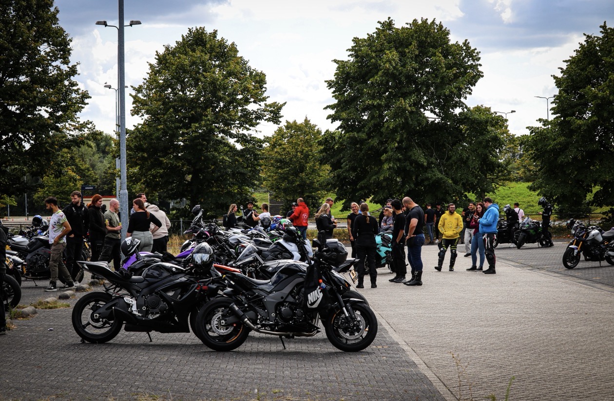 Honderden motorrijders komen af op motor meeting bij GelreDome - foto