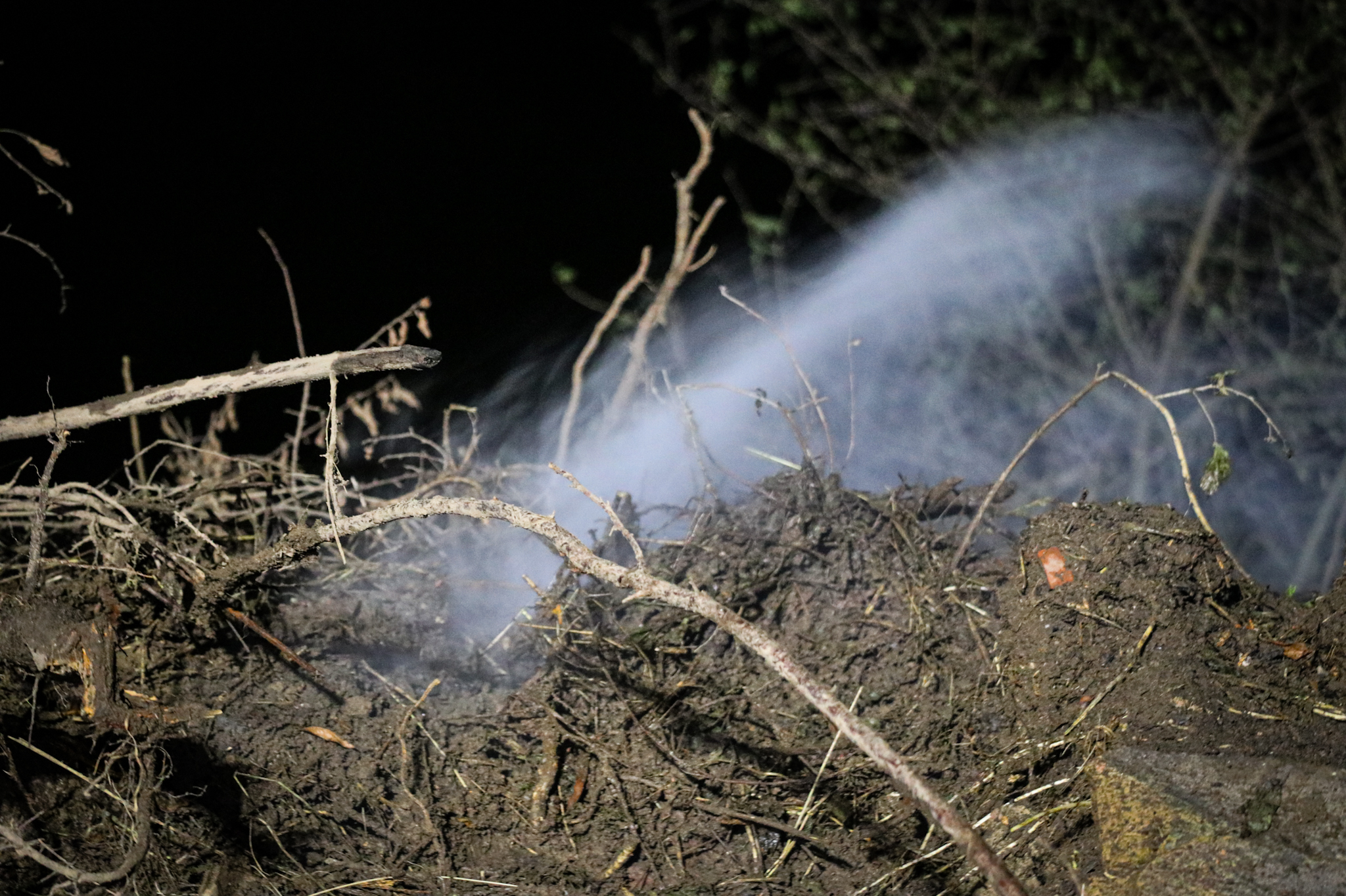 Brandweer uren bezig met brandende stapel agrarisch afval - foto