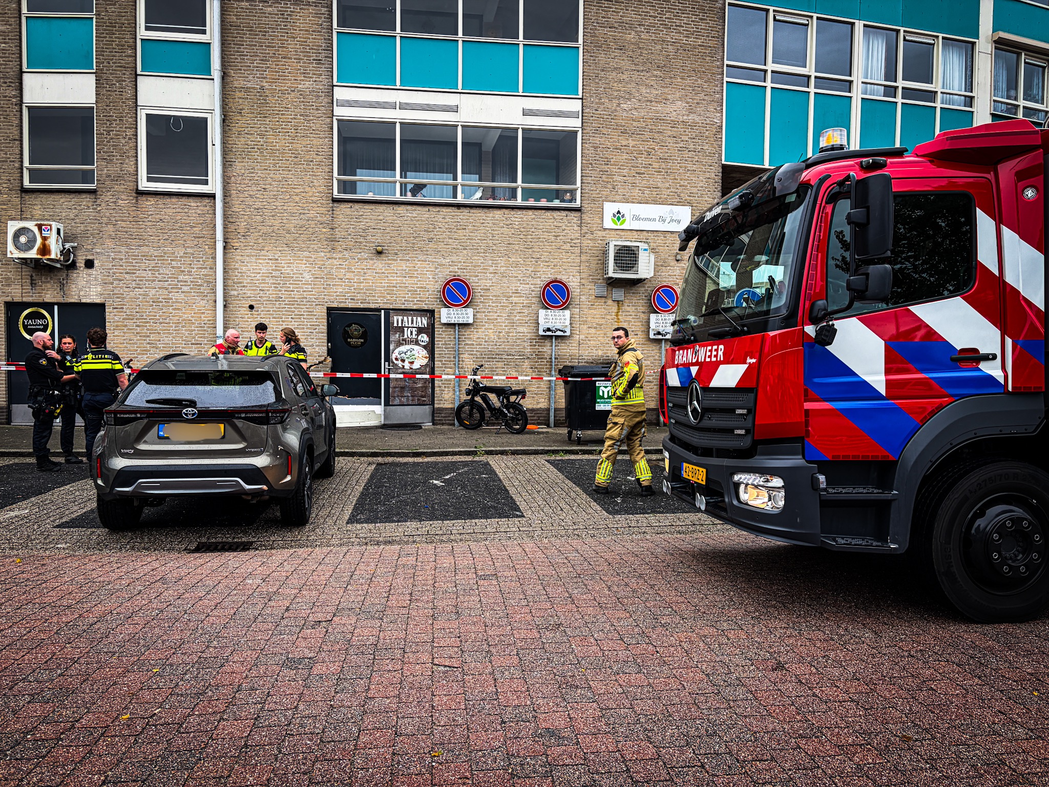 Auto ramt gevel aan Eilandplein in Duiven - foto