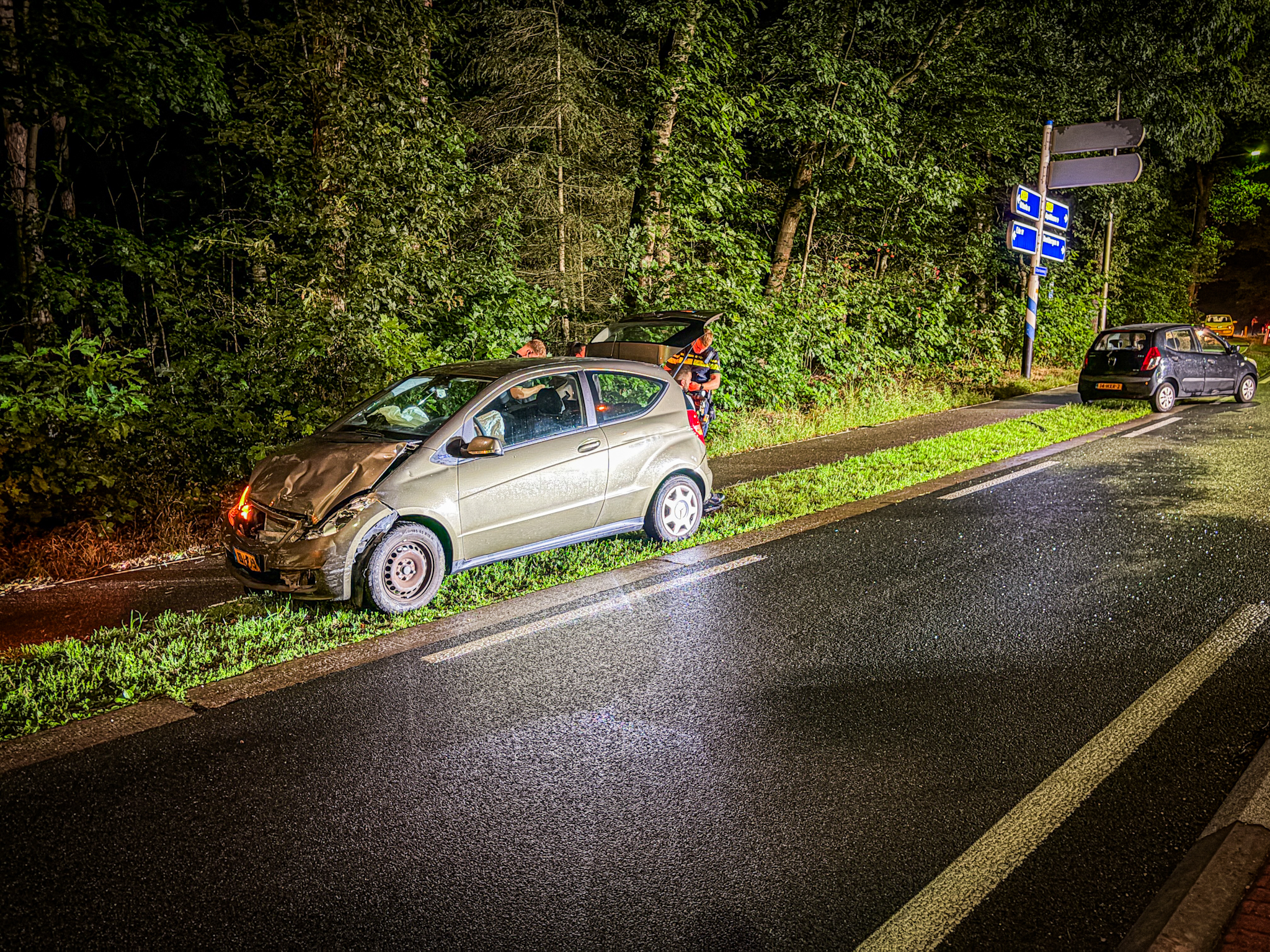 Twee voertuigen zwaar beschadigd bij aanrijding, weg volledig afgesloten