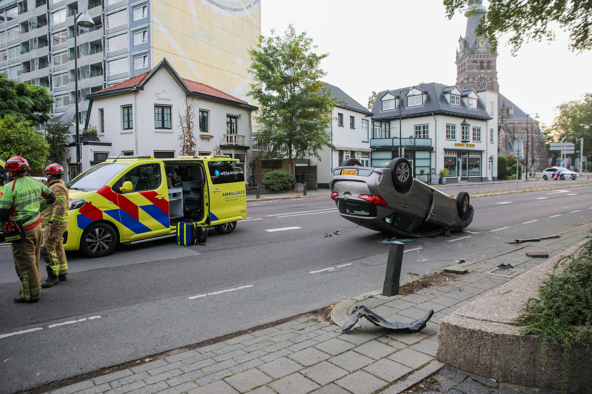 Auto belandt op de kop na eenzijdig ongeval - foto