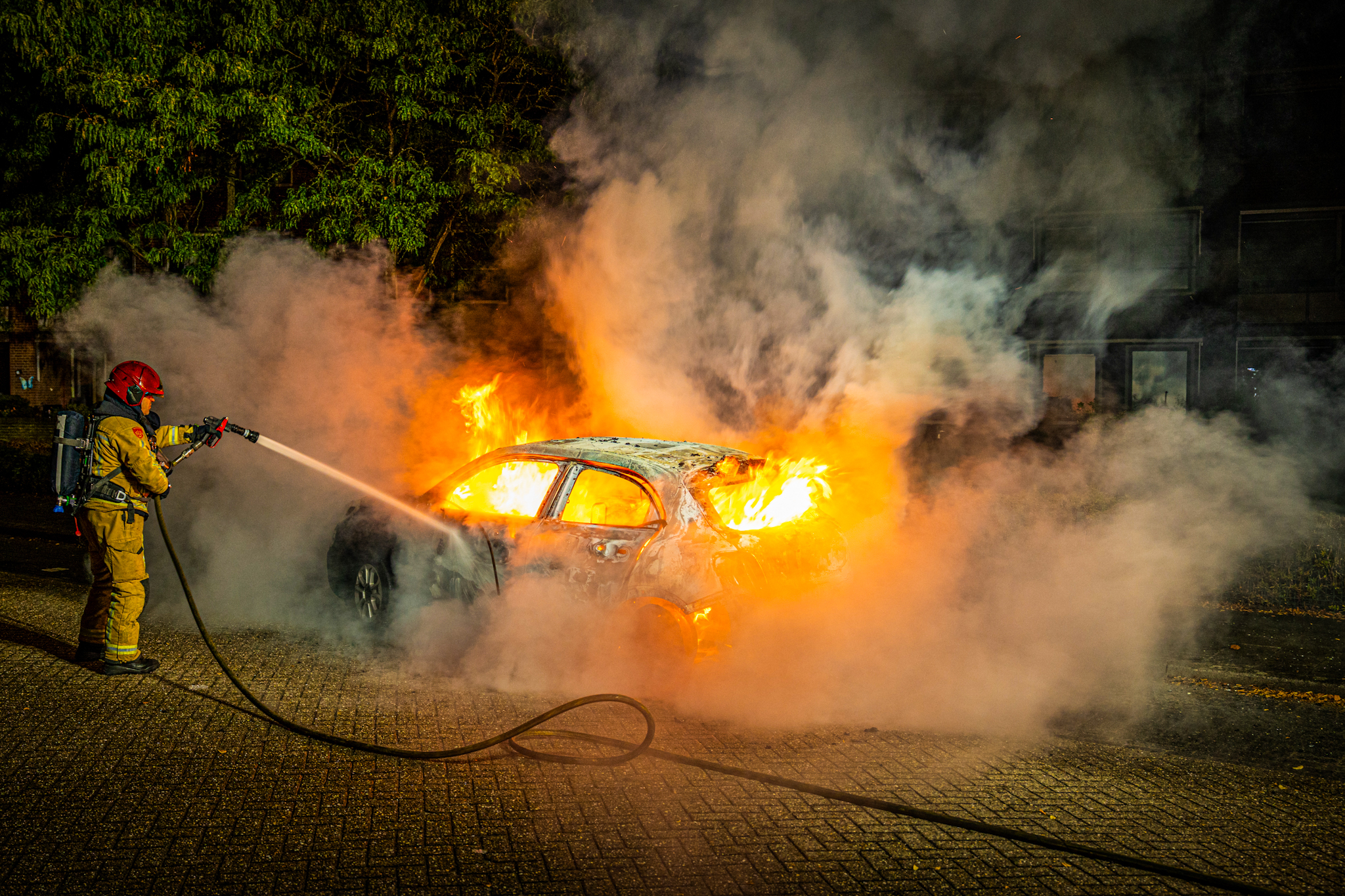 Zesde autobrand in korte tijd, politie start buurtonderzoek