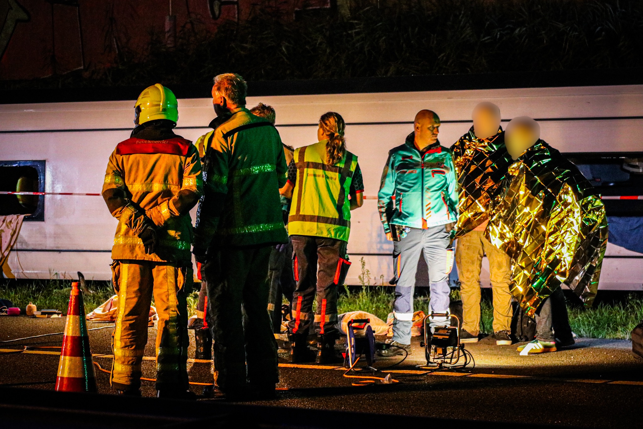 Touringcar belandt op zijkant na ernstig ongeval op A28 - foto