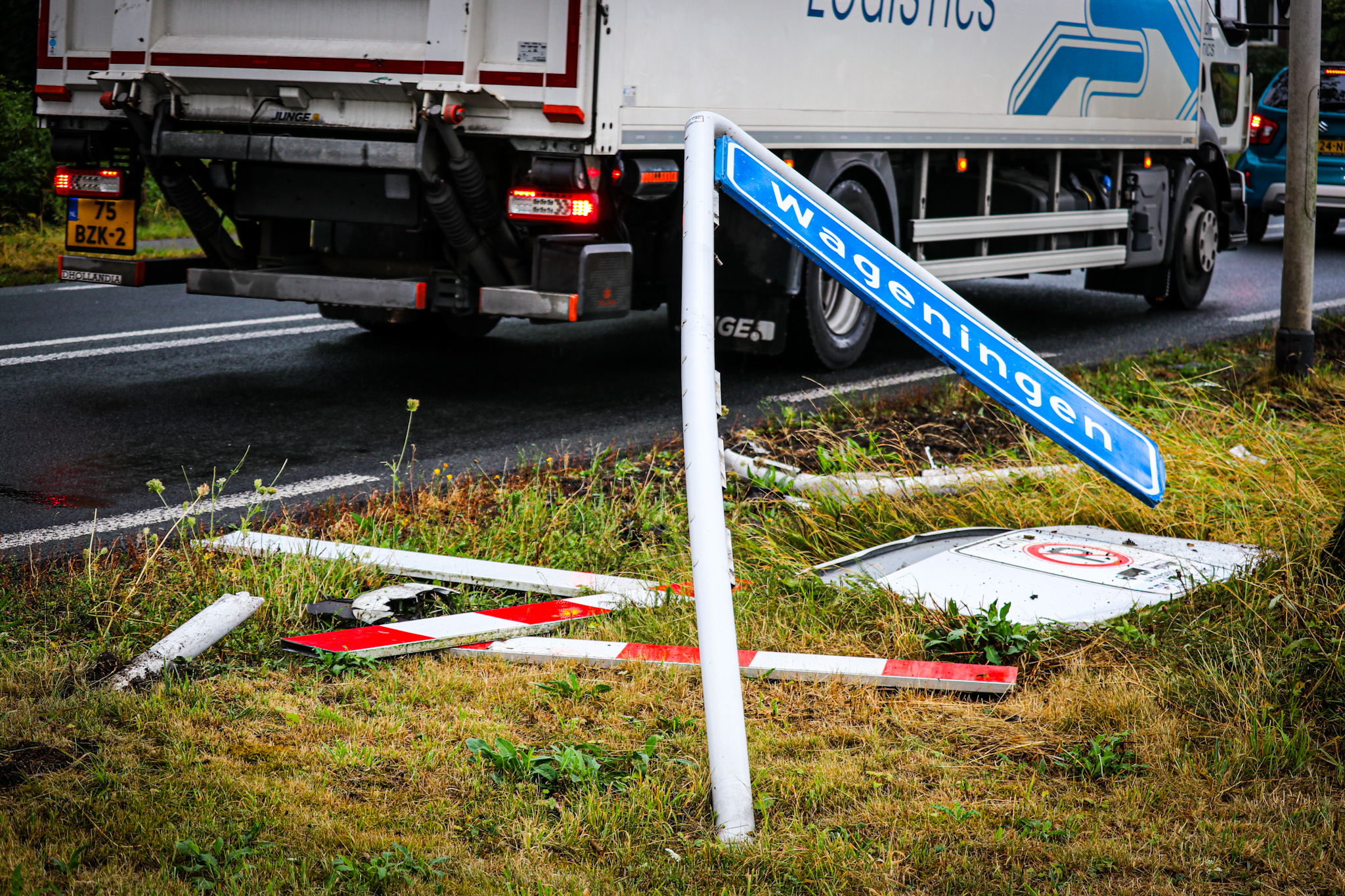 Auto zwaar beschadigd bij eenzijdig ongeval in Wageningen - foto