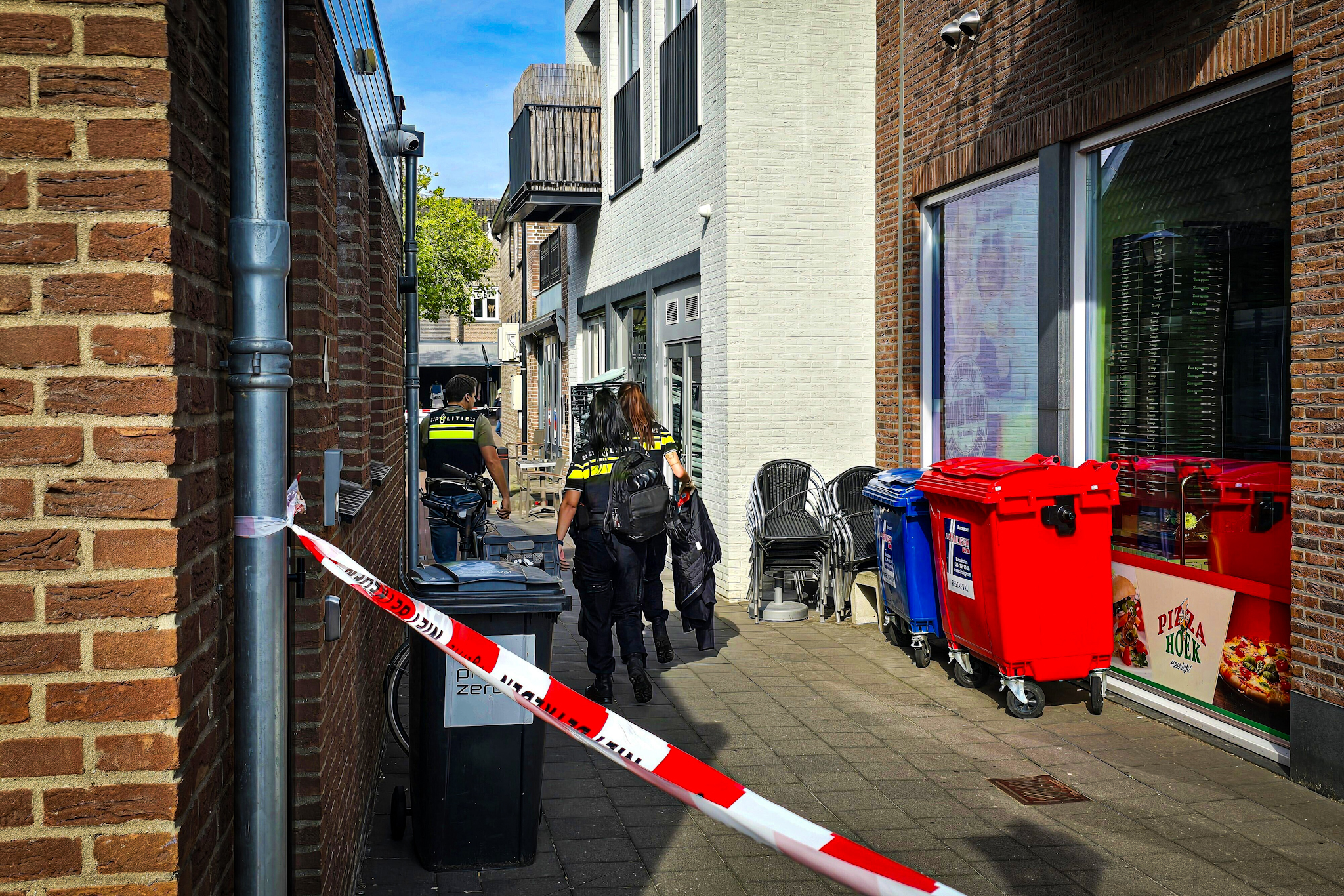 Politie-inzet met kogelwerende vesten, omgeving ruim afgezet - foto
