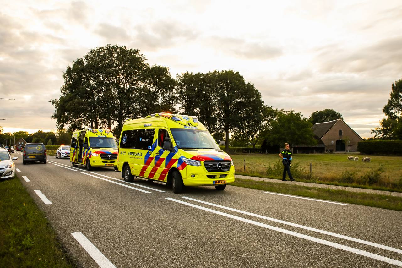 Man met scootmobiel in sloot beland en gereanimeerd - foto