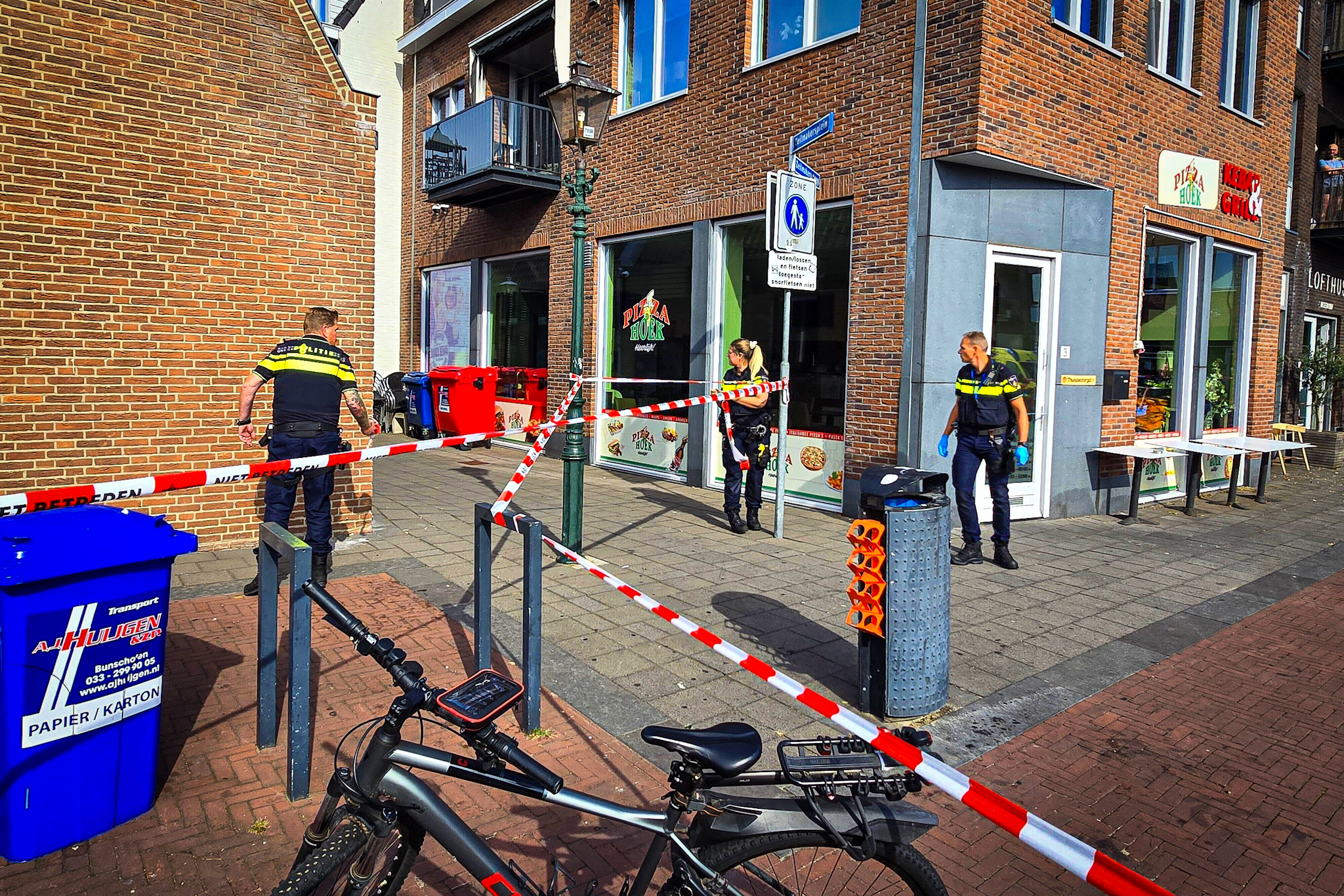Politie-inzet met kogelwerende vesten, omgeving ruim afgezet - foto